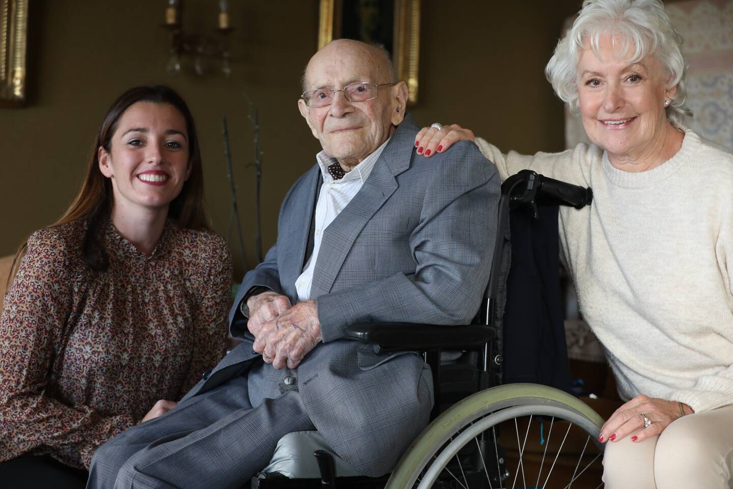 André Boite, 111 ans, entre Alexandra (à gauche), une de ses infirmières, et Rita Exposita, ex-collègue et amie fidèle. Une vie tranquille à la Moyenne Corniche.