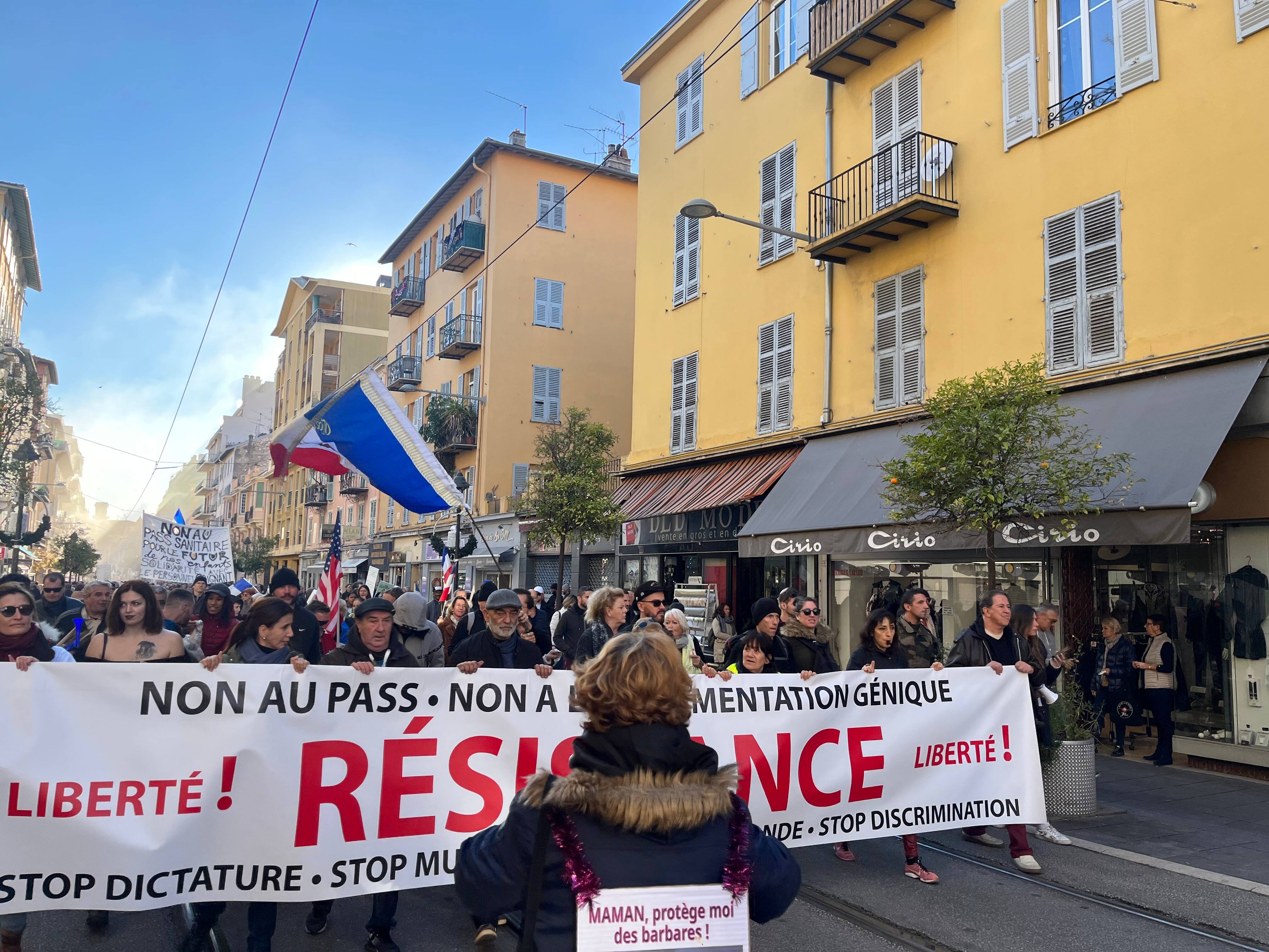 "Estrosi, on va t'emmener au tribunal"... le maire de Nice, cible du défilé des antipass ce samedi