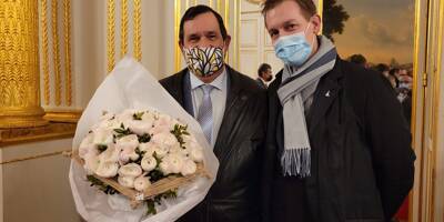 A l'Elysée, un bouquet de renoncules fait sensation et décore désormais le bureau de Brigitte Macron