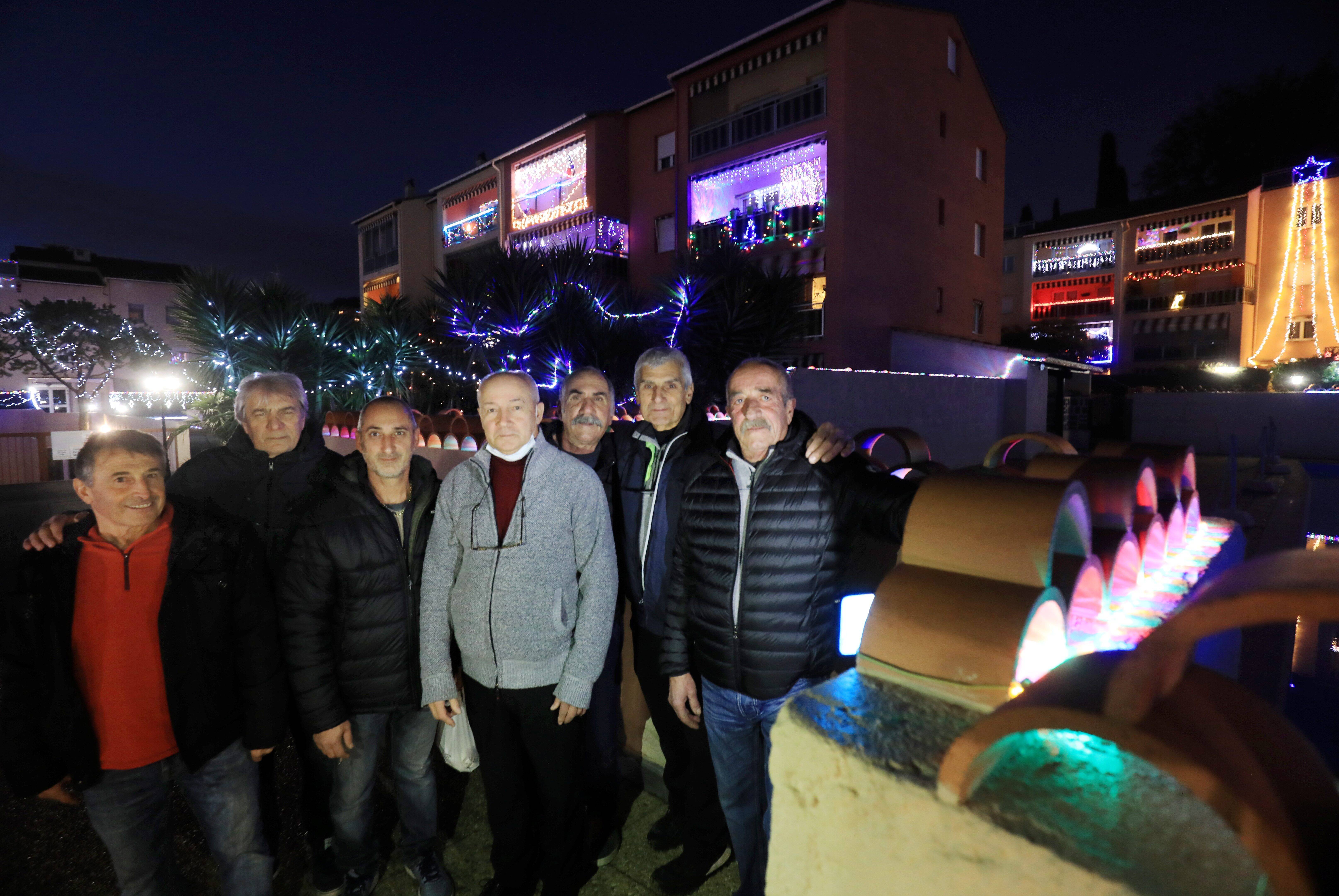 "On entend parfois les gens klaxonner depuis la route"... Tous les ans, les habitants de cette résidence de Cagnes l'illuminent pour Noël