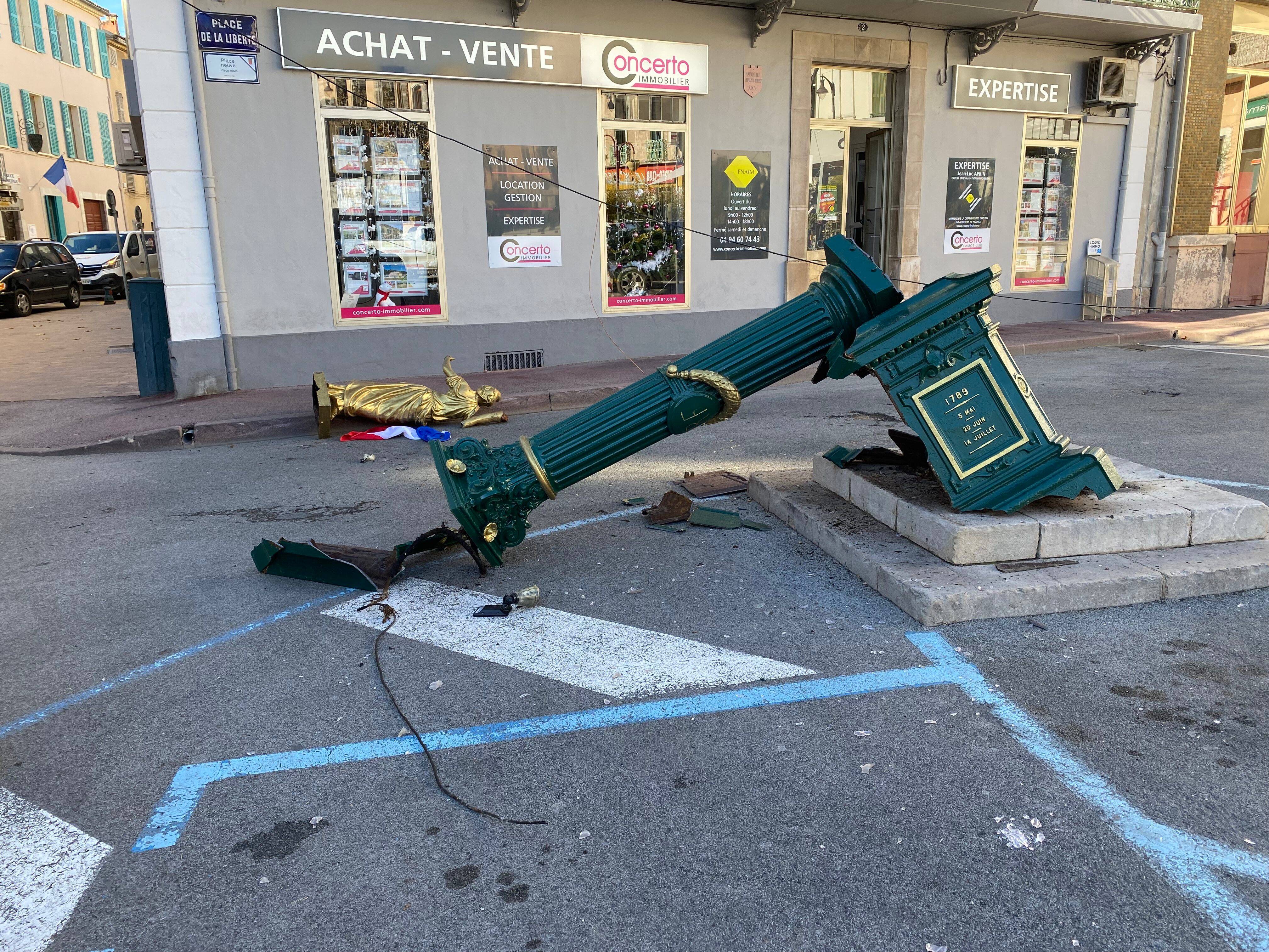 La tractopelle effectue une mauvaise manoeuvre dans le Var et brise une statue "unique en France"