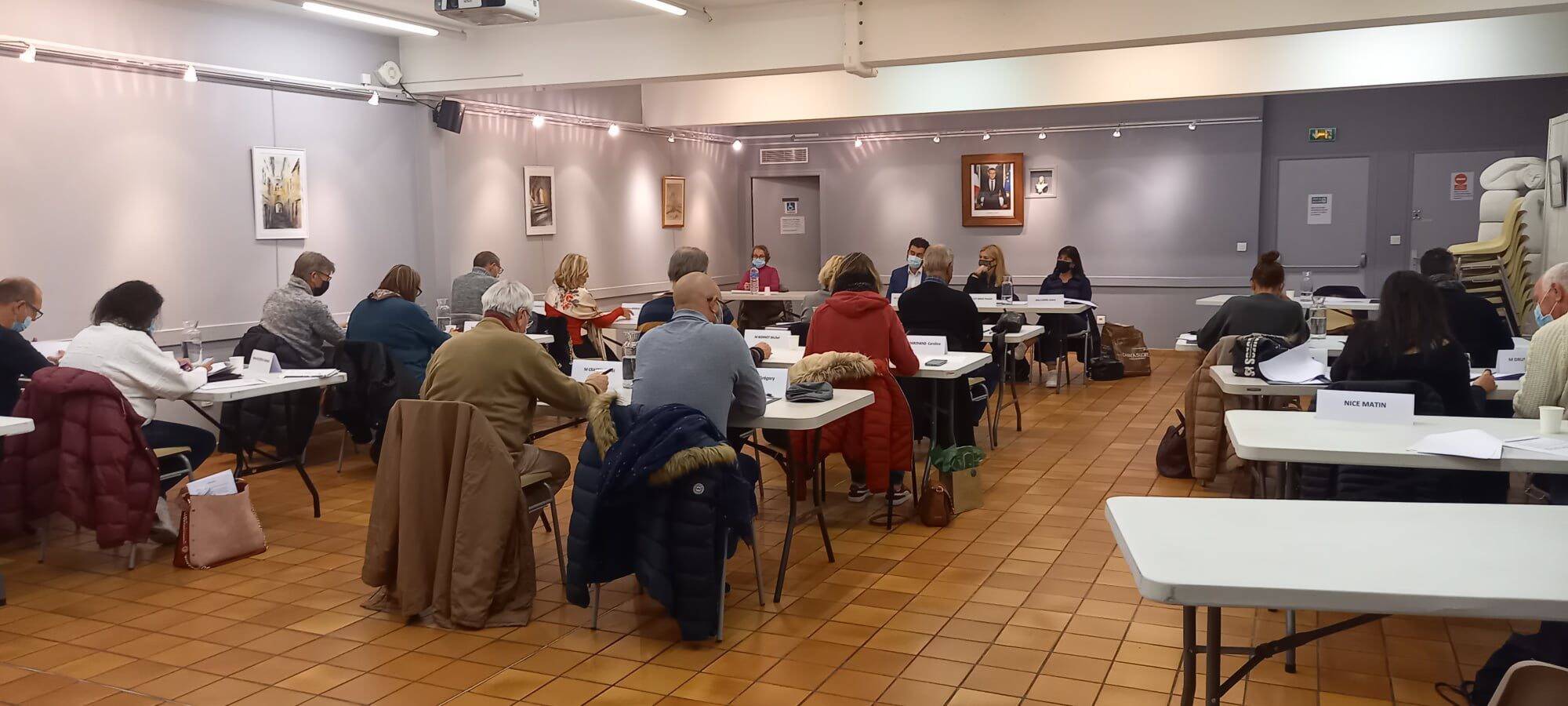 "Il ne suffit pas de porter un sac Vuitton pour être une grande dame": la guerre est déclarée entre la maire de Gattières et un opposant