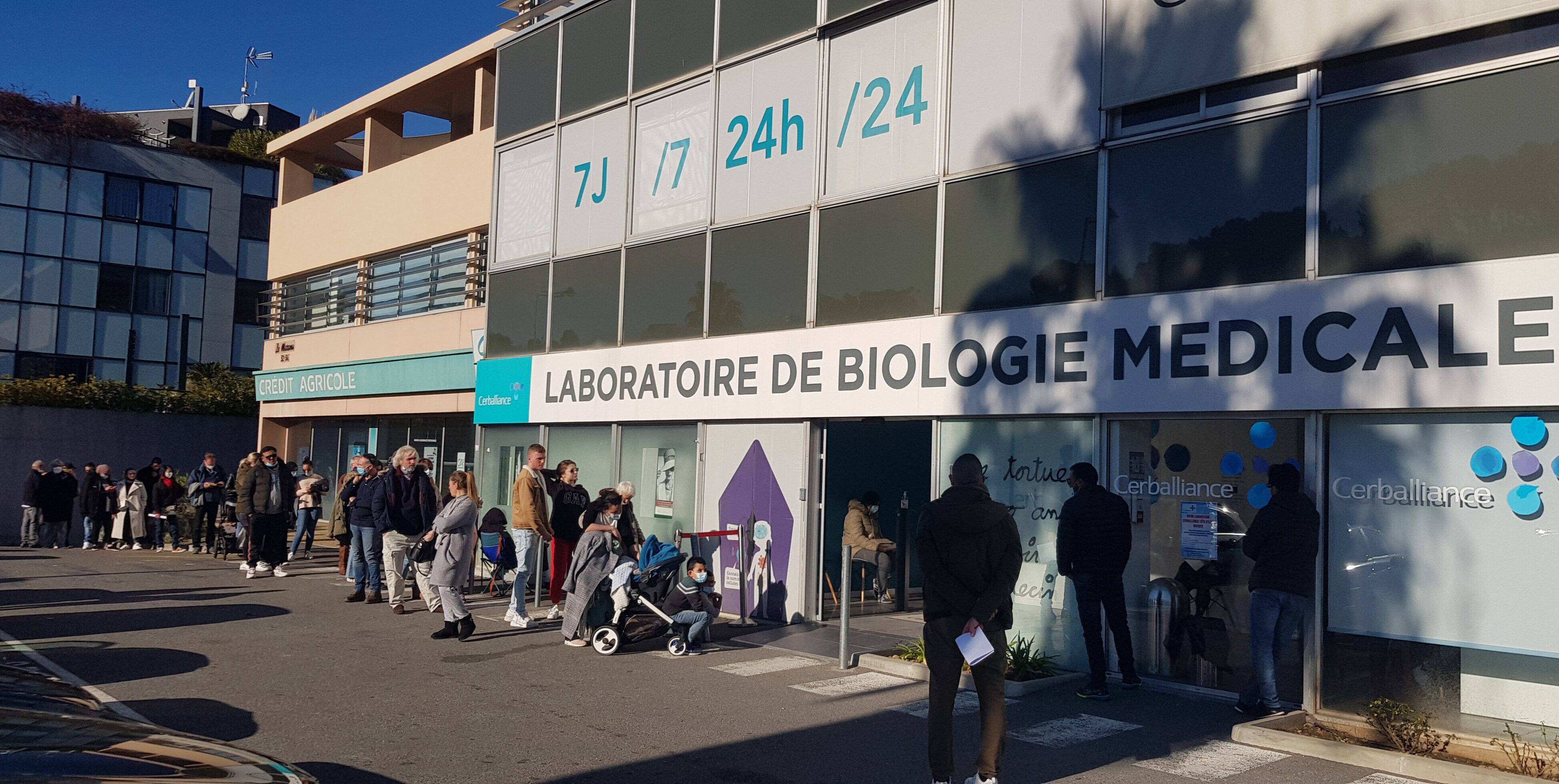 Covid-19: une impressionnante file d'attente devant un laboratoire de Cagnes pour obtenir un test PCR avant les fêtes