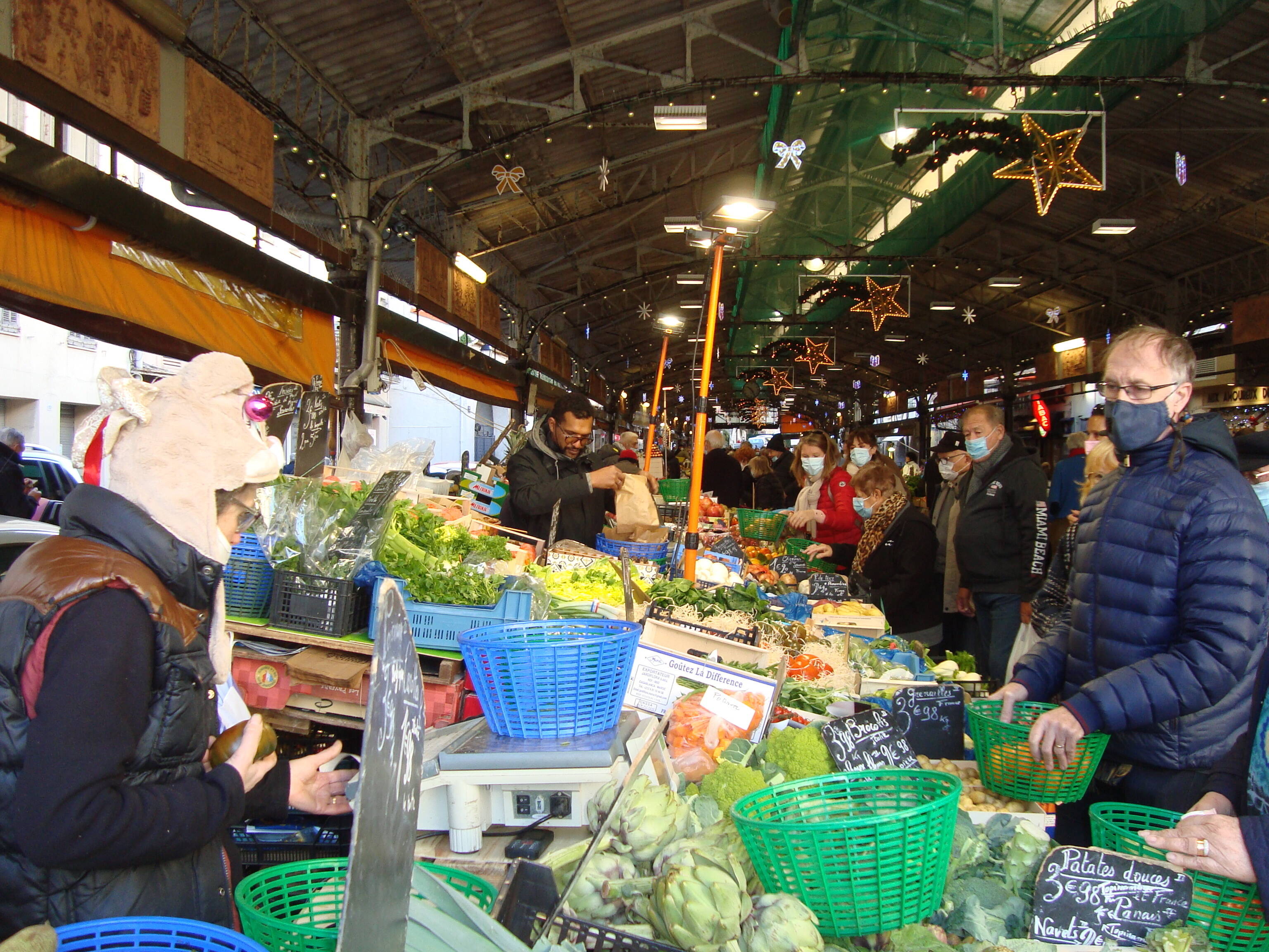 "Maraîchers ou revendeurs, nous avons un métier difficile": ce commerçant explique pourquoi le marché d'Antibes n'est pas plein tous les jours