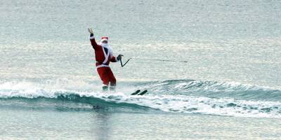 Le Père Noël fait le show en ski nautique devant les plages de Juan-les-Pins !