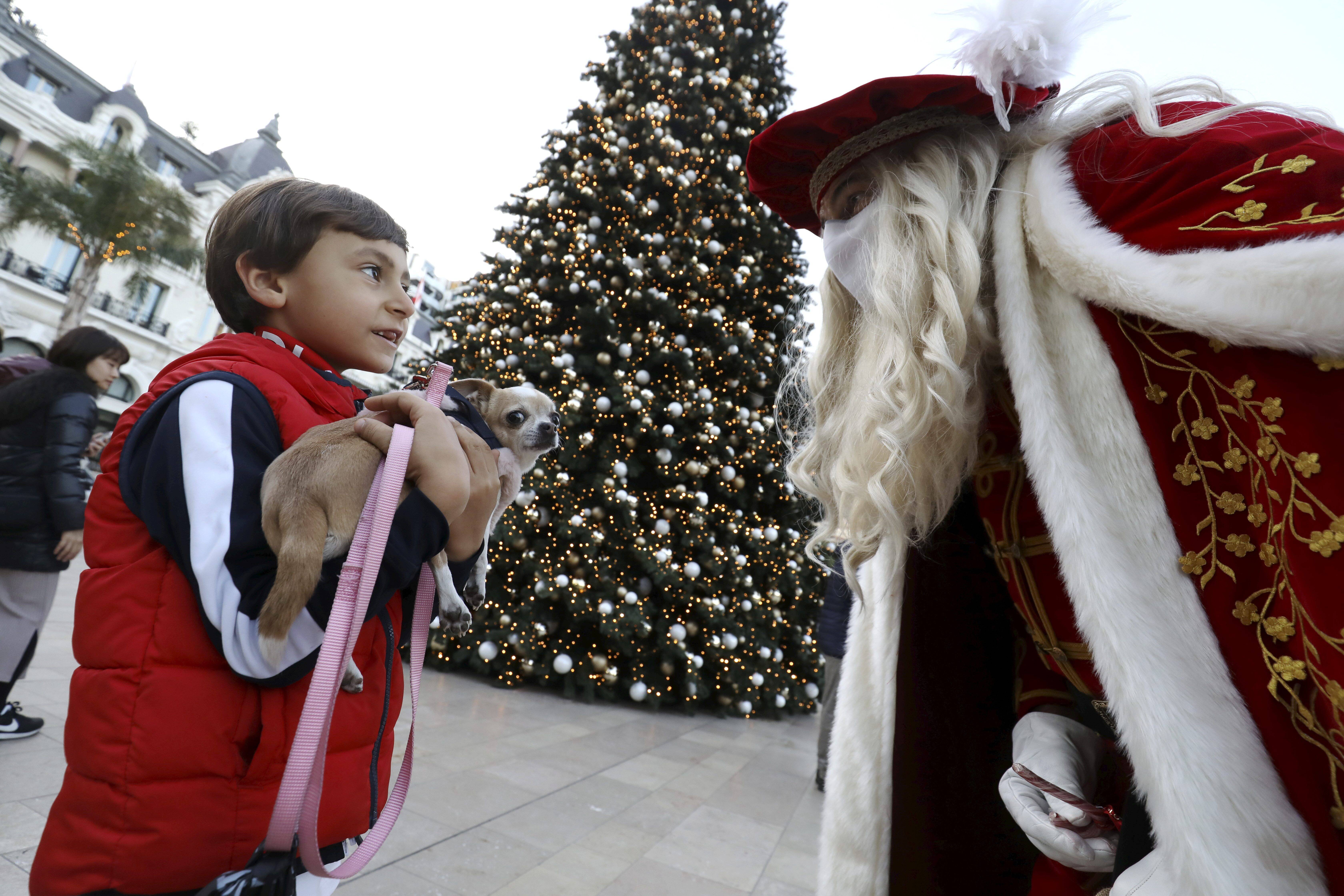 Comment le Père Noël s'adapte aux gestes barrières et la Covid-19 à Monaco