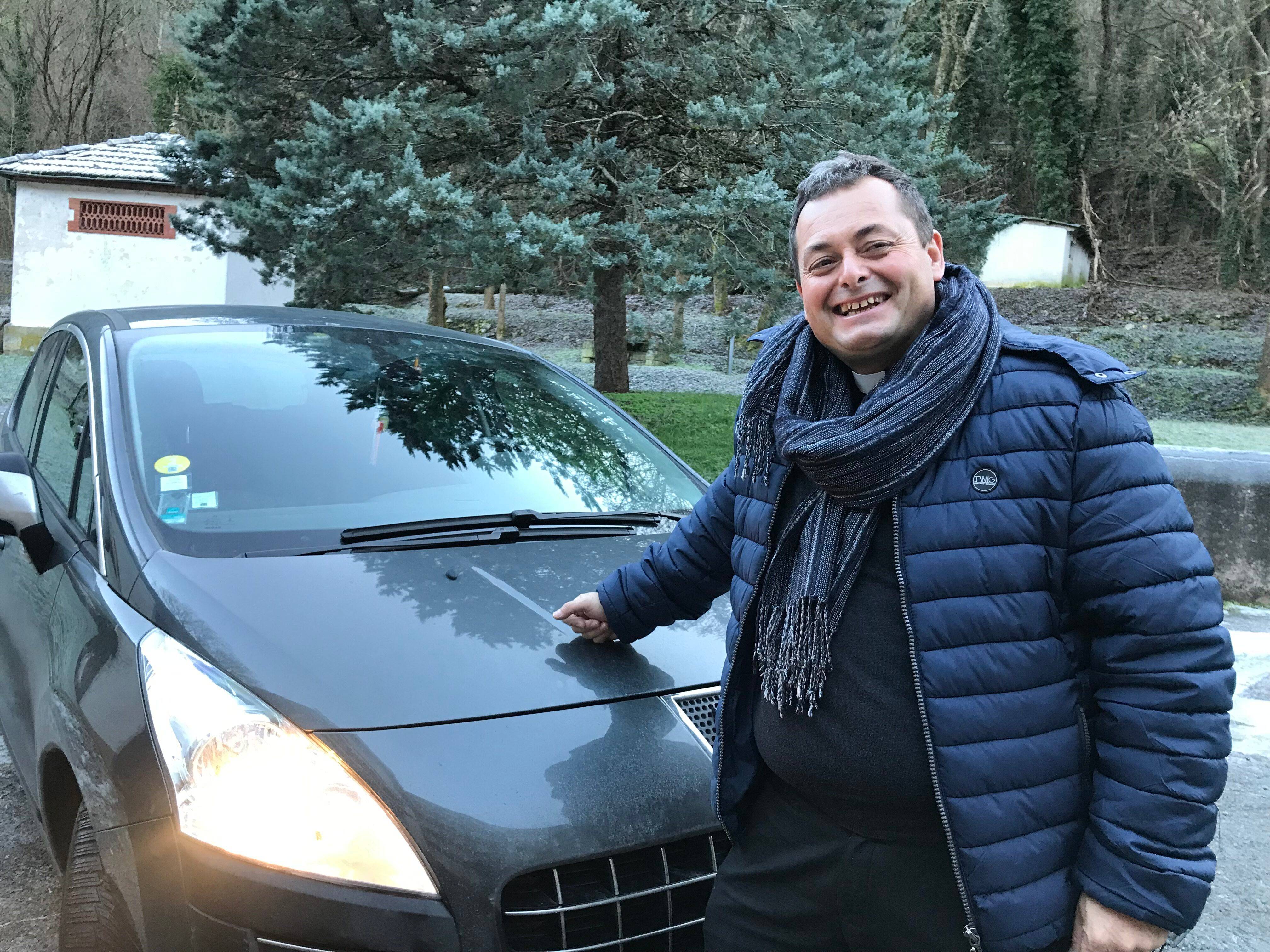 "Je jongle entre toutes les églises. Je change souvent de pneus et de plaquettes de frein": pour Noël, le père Laurent parcourra 122 km en deux jours