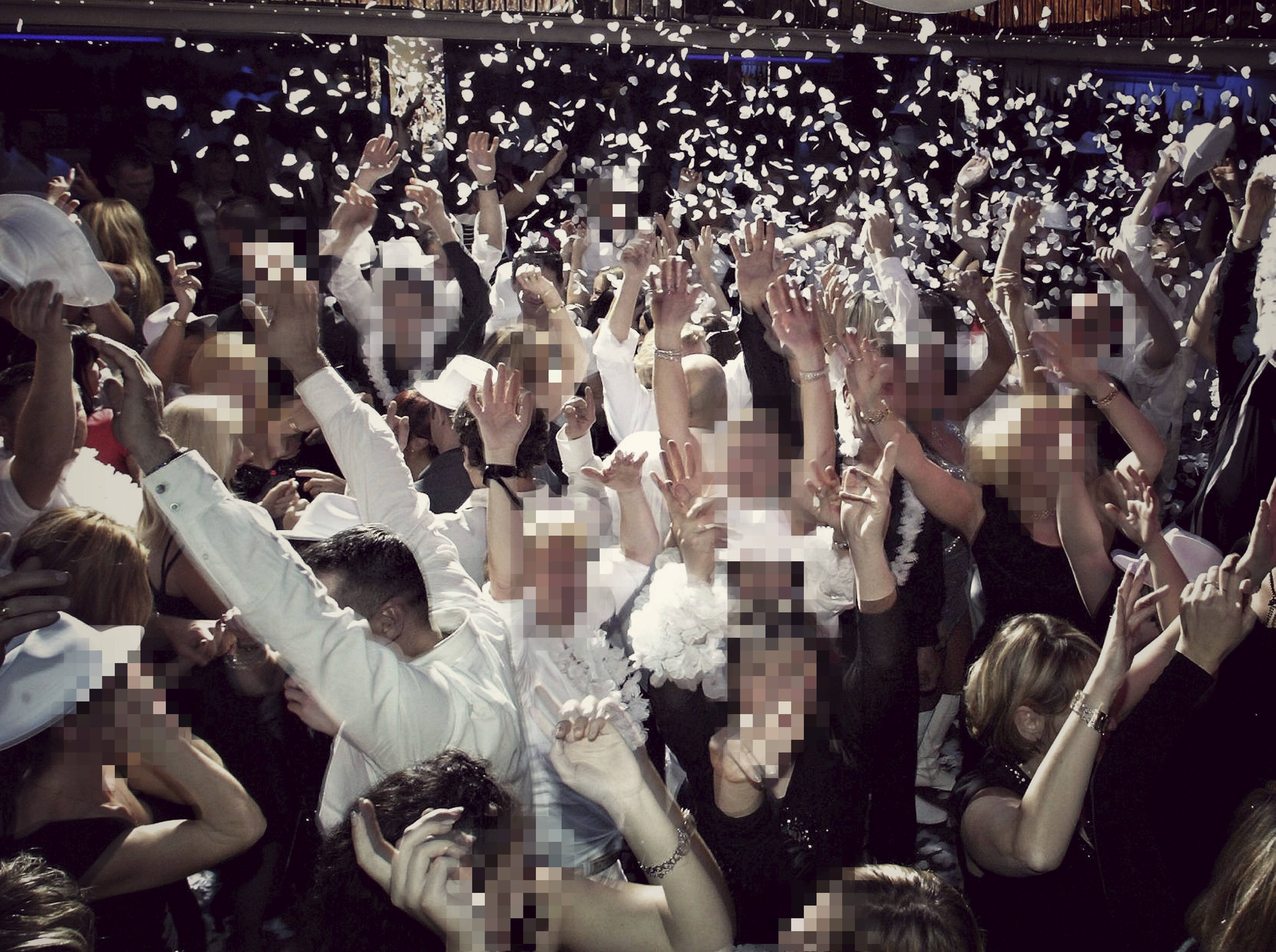 "C'est noir de monde!" Hôtels, bars, villas... Malgré la 5e vague de Covid-19 et les restrictions, les soirées clandestines ne désemplissent pas sur la Côte d'Azur