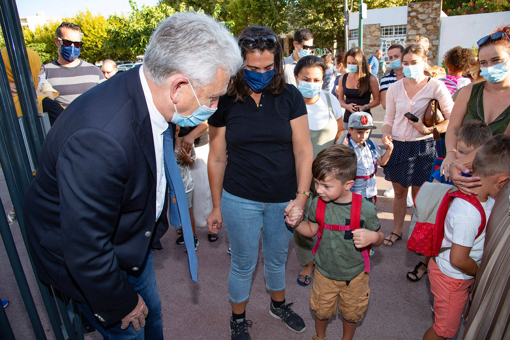 Faute de professeur remplaçant dans une école, le maire du Lavandou révise pour enseigner à une classe de CM1-CM2 à la rentrée