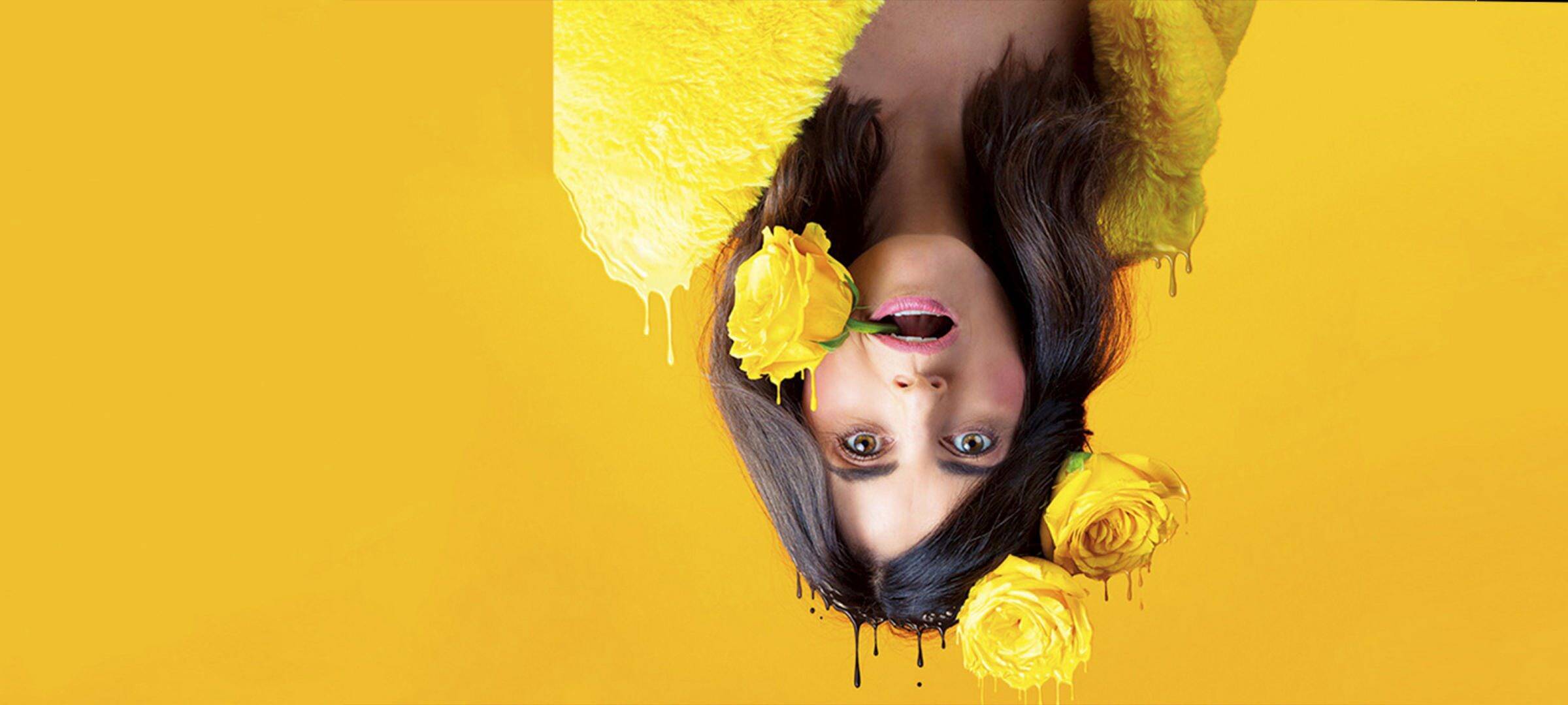 "Le Var, c'est chez moi": l'humoriste Sandrine Sarroche nous met la tête à l'envers avec son nouveau spectacle