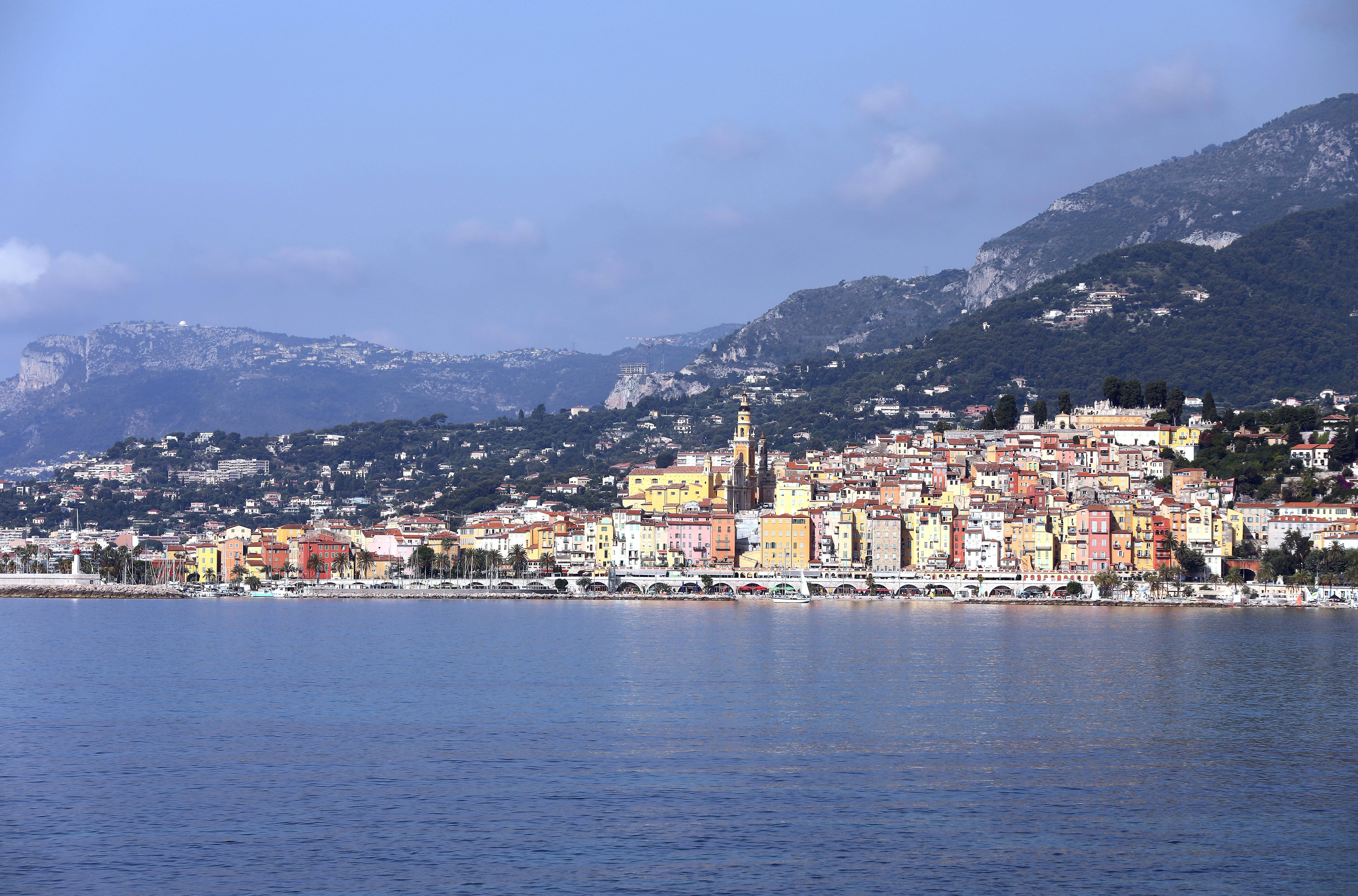 Le toit de sa maison s'embrase, il saute du 3e étage pour échapper aux flammes à Menton