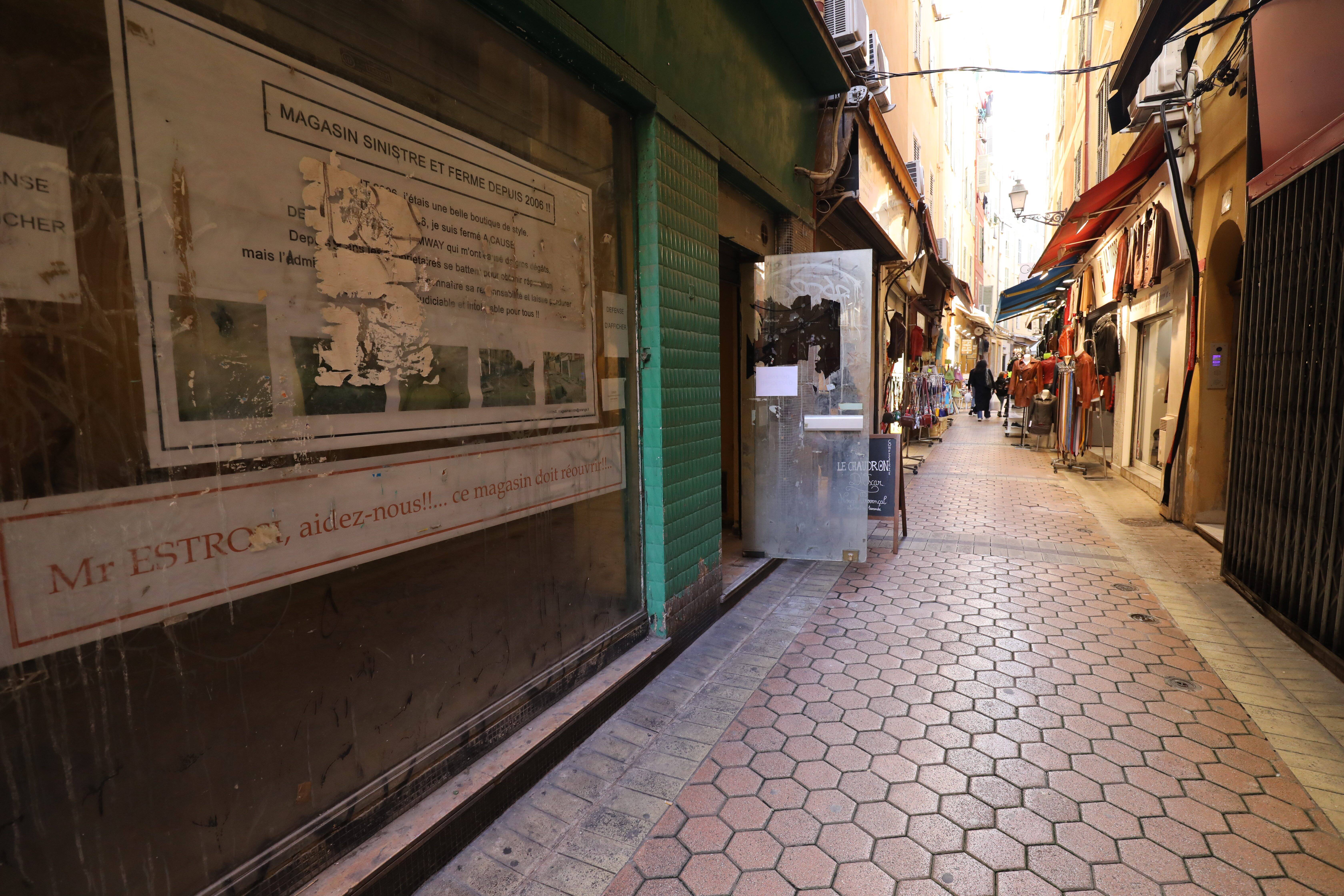 Pourquoi cette boutique du Vieux-Nice, rue de la Boucherie, est fermée depuis 16 ans et les travaux de la ligne 1 du tramway?