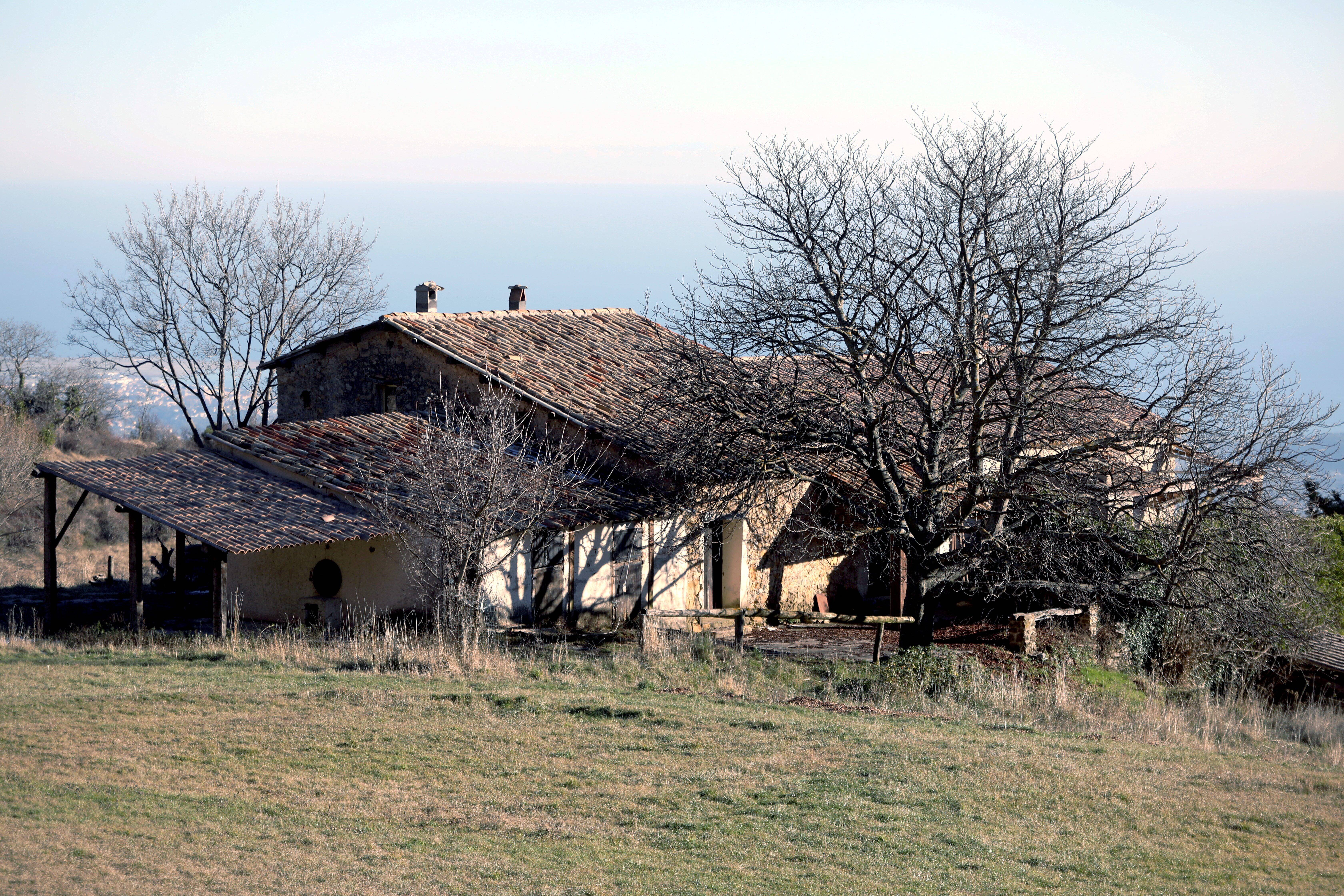 Vieilles bergeries, parc magnifique, château... On vous fait découvrir le domaine du Caire, racheté 3 millions d'euros par Tourrettes-sur-Loup