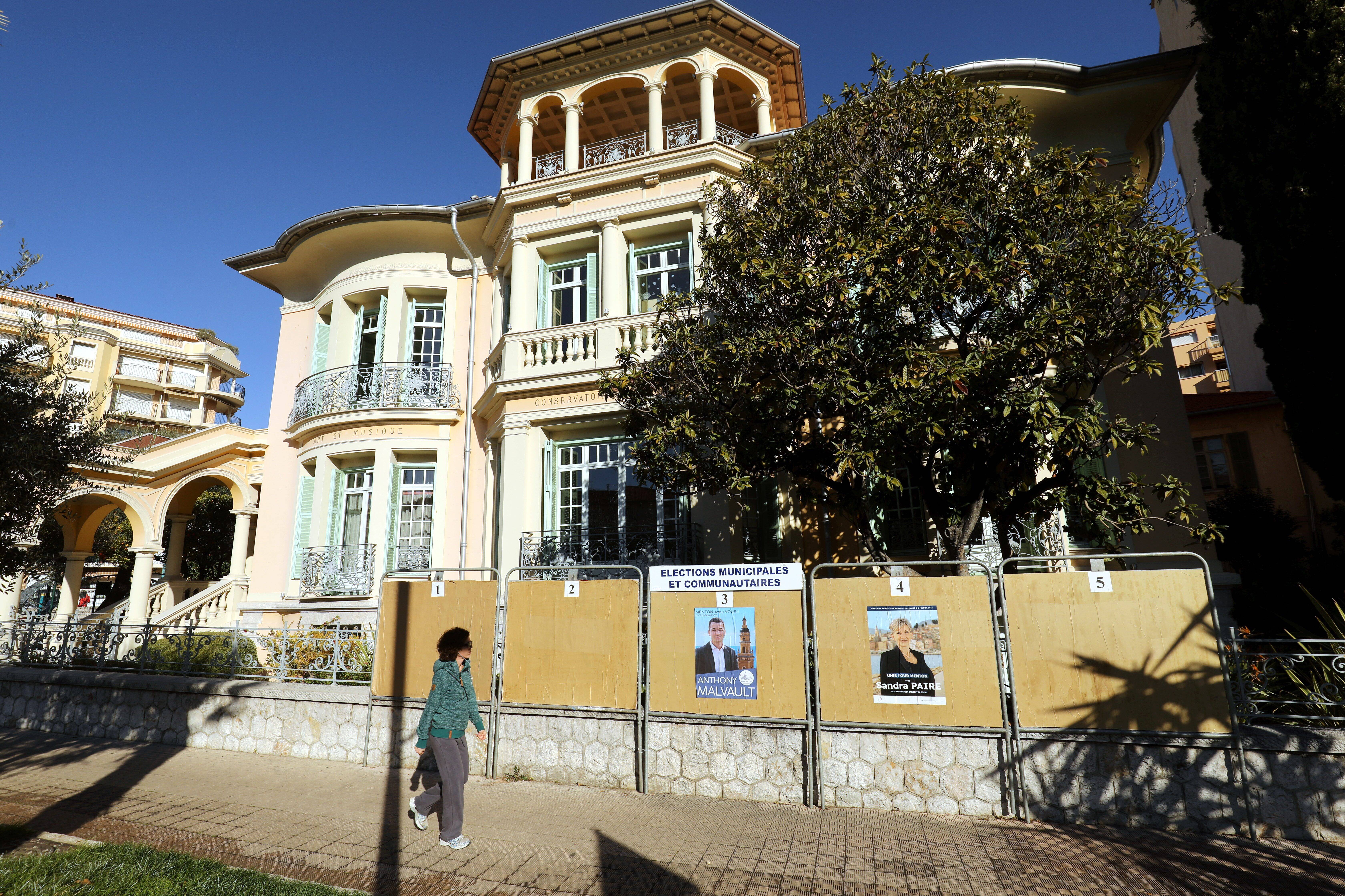 Elections municipales à Menton: le candidat-maire Yves Juhel avait-il le droit de placarder si tôt ses affiches?