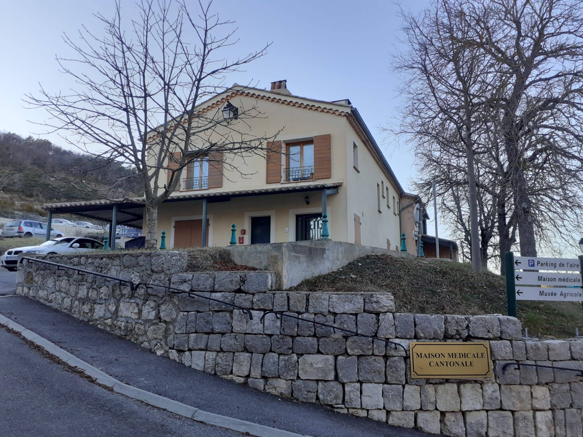 "Il y a un danger pour la population": le départ précipité du médecin inquiète le village de Comps