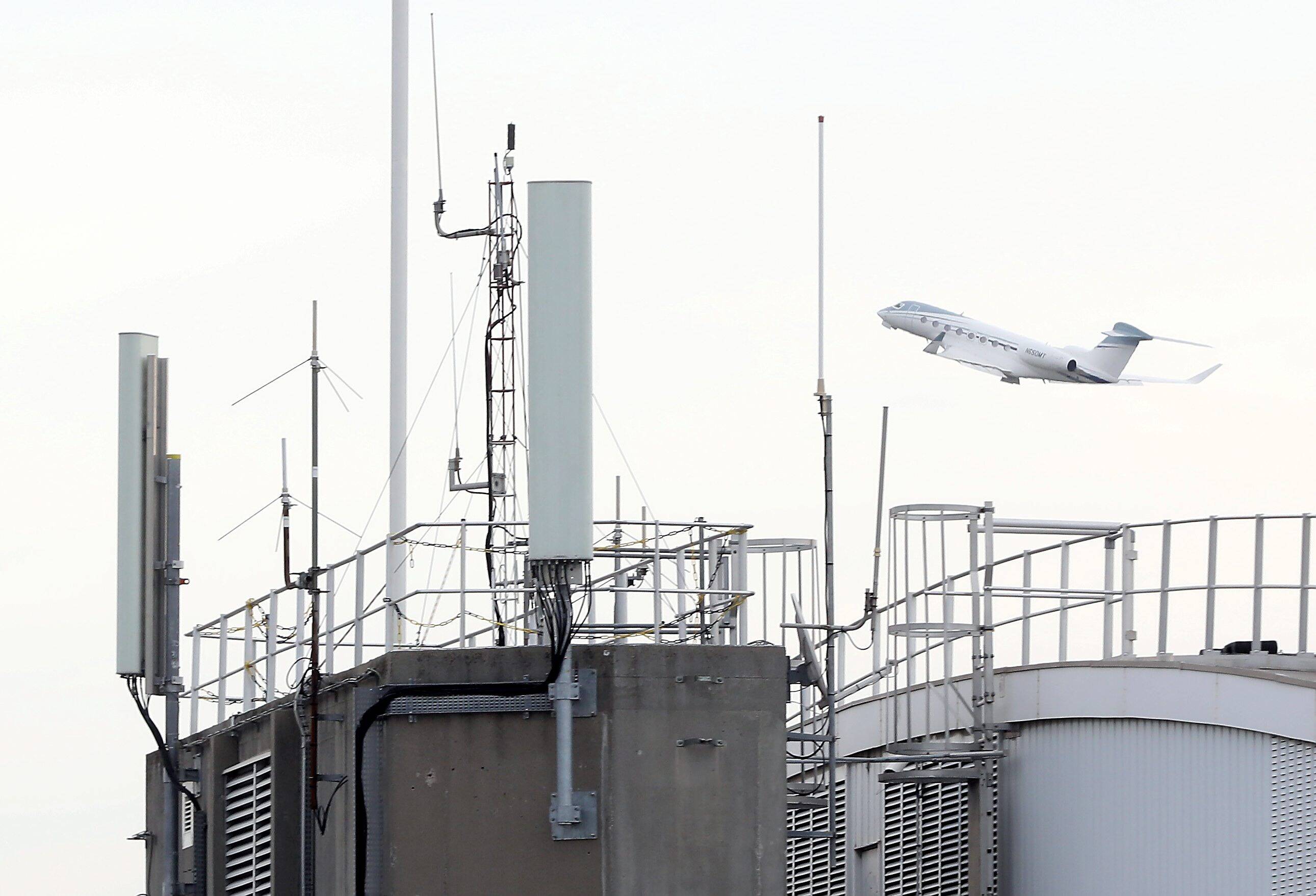 Antennes 5G près de l'aéroport de Nice: y a-t-il un danger pour les avions?