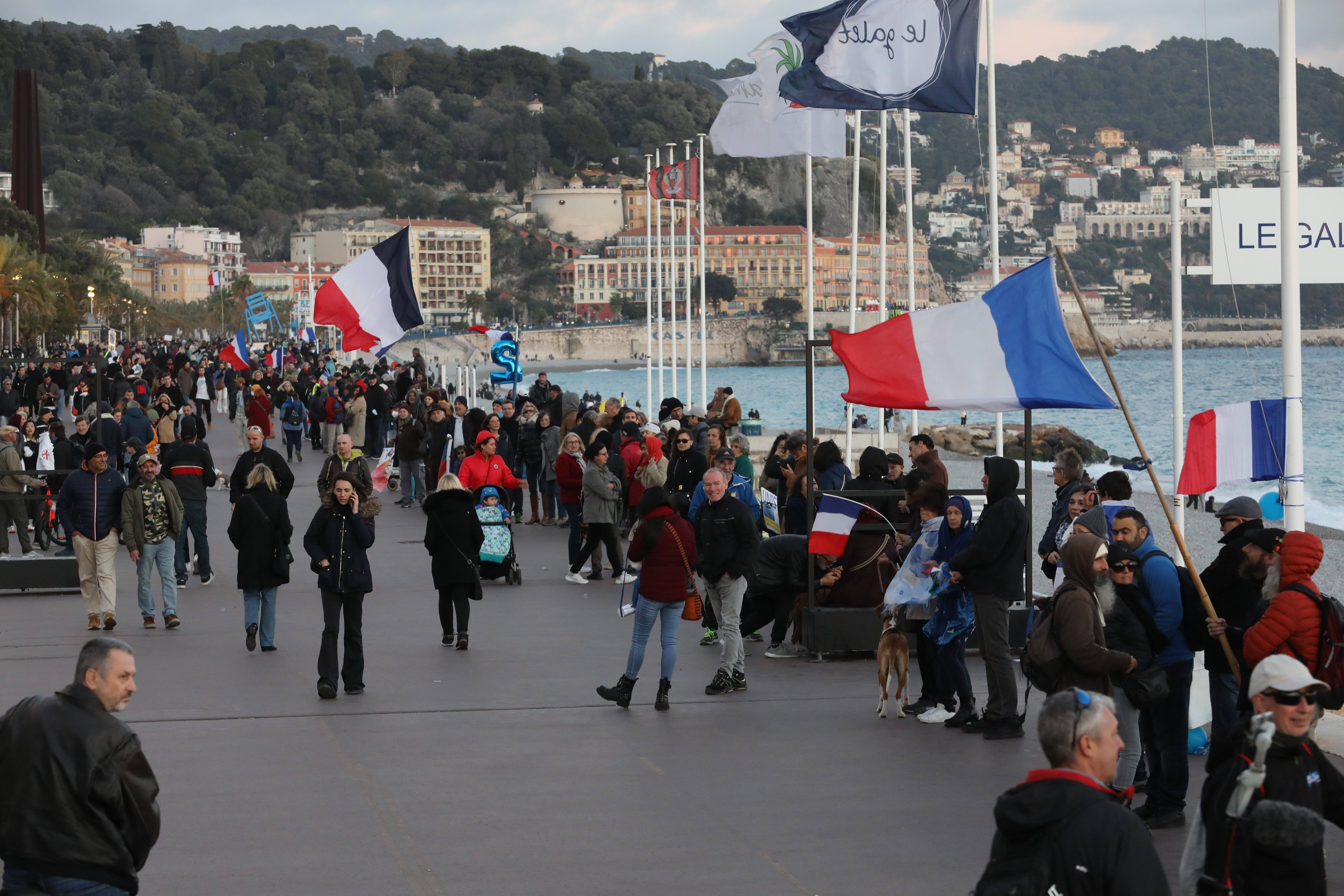 Anti pass et contre les "divisions": ce que l'on sait de la chaîne humaine qui s'est formée samedi sur la Prom' à Nice