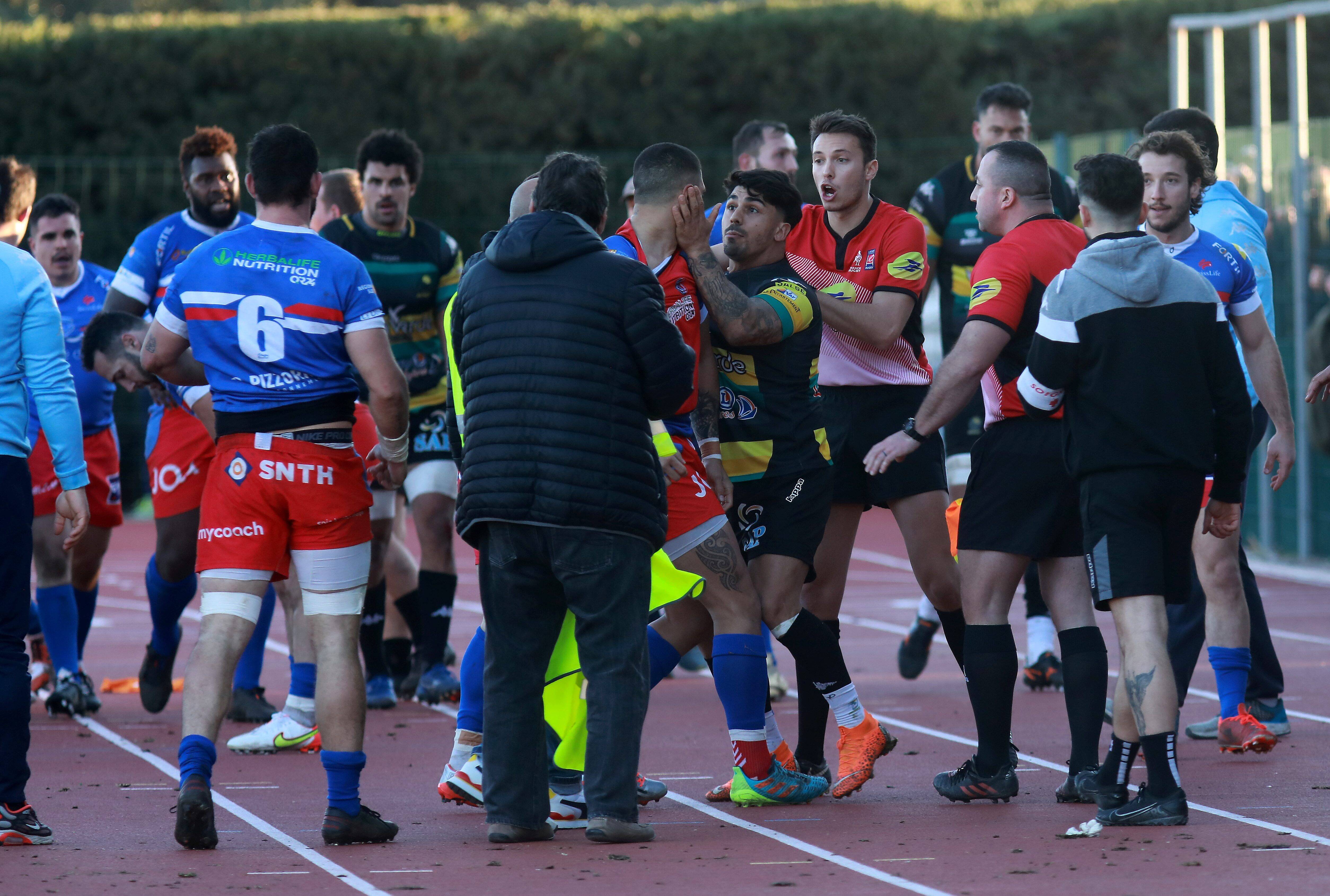 "Si vous voulez vous battre, allez à la boxe": la réaction de David Smith à la bagarre générale lors du derby varois