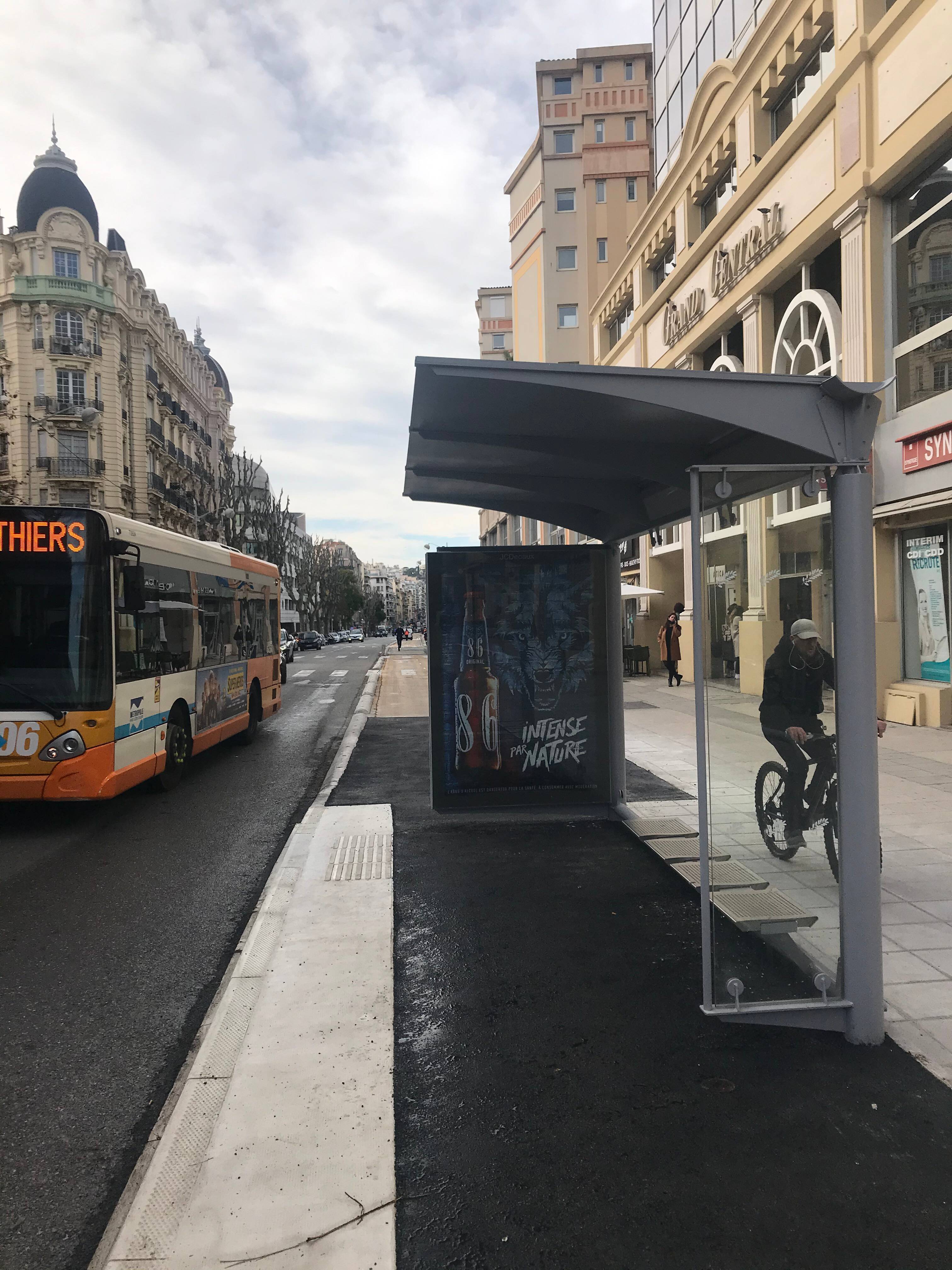Un Abribus au milieu d'une piste cyclable à Nice: "Absurde" pour certains, "travaux en cours" répond la Ville