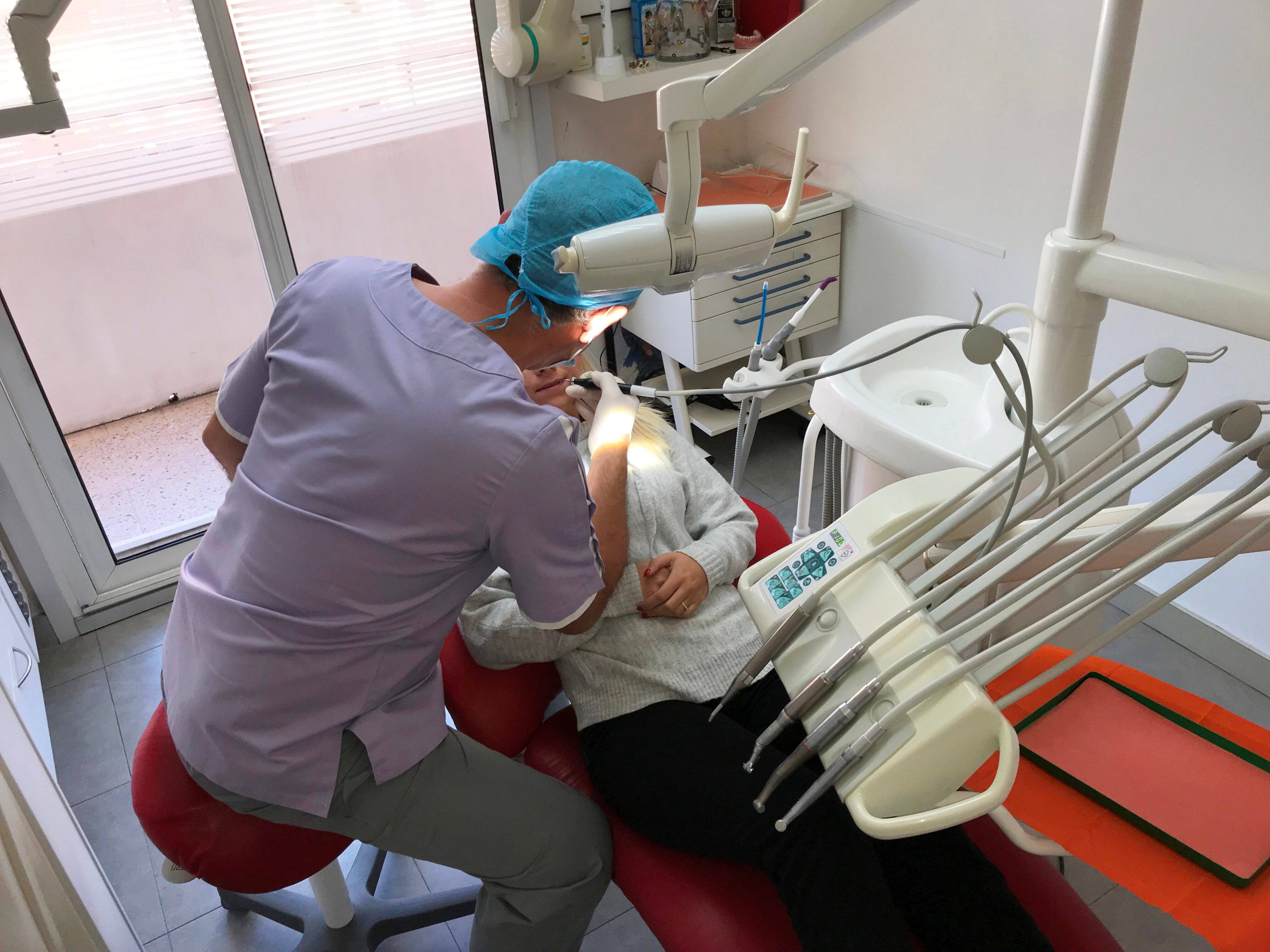 Un dentiste de la Côte d'Azur refuse de soigner une patiente parce qu