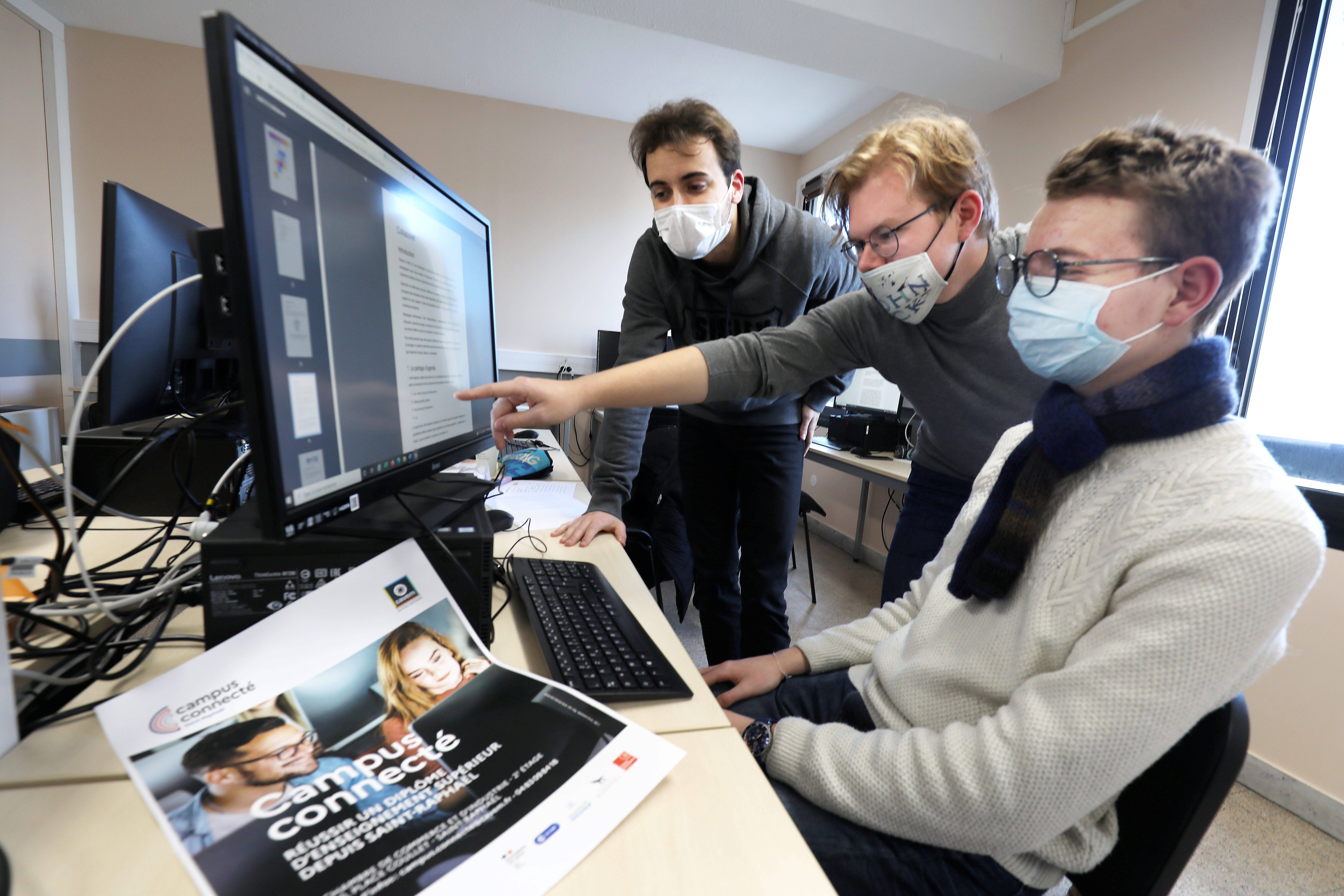 Dans l'Est-Var, il est possible de choisir des études à distance dans un bureau connecté