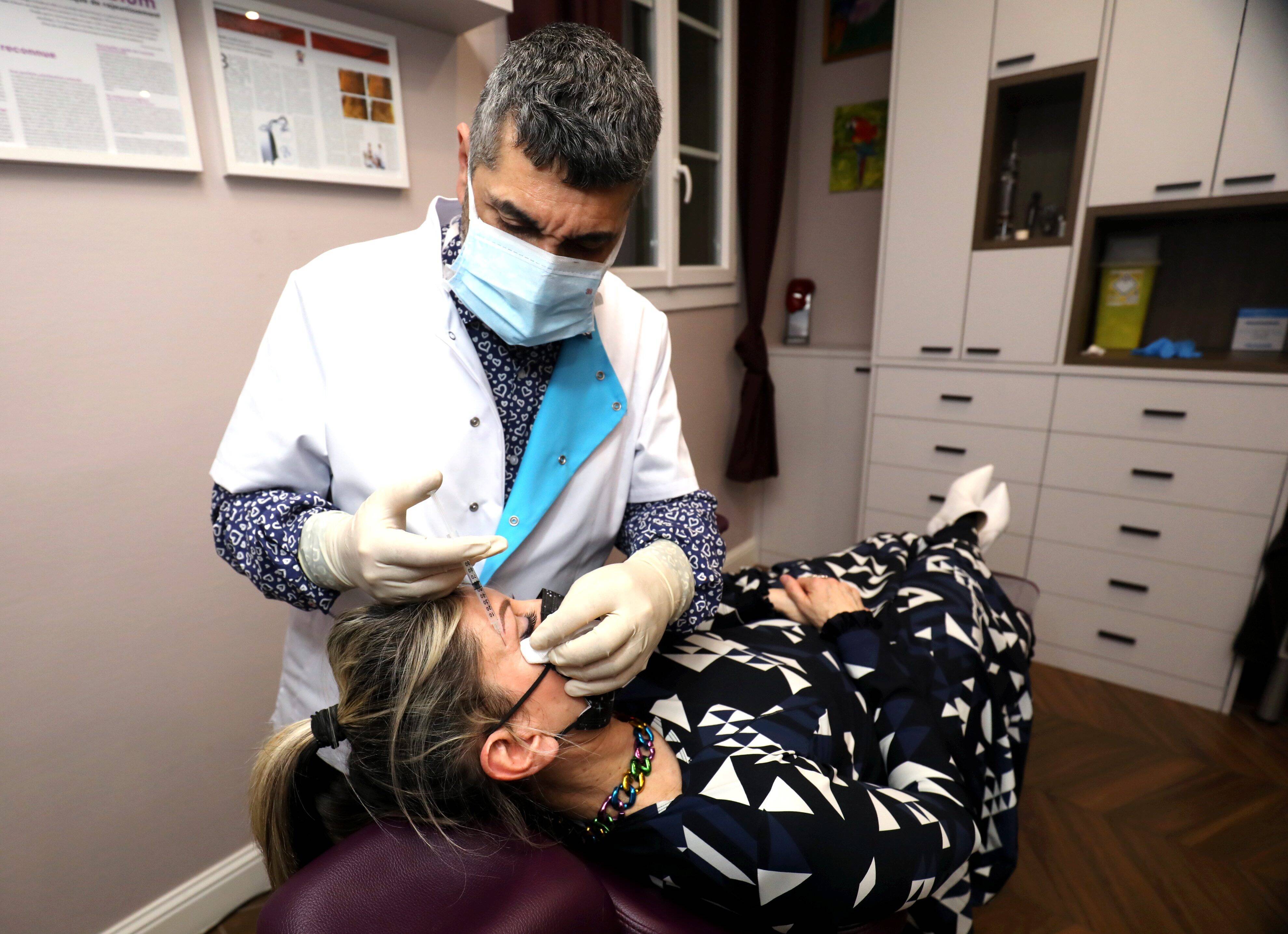 La chirurgie esthétique de plus en plus prisée chez les jeunes: des praticiens alertent sur les dérives