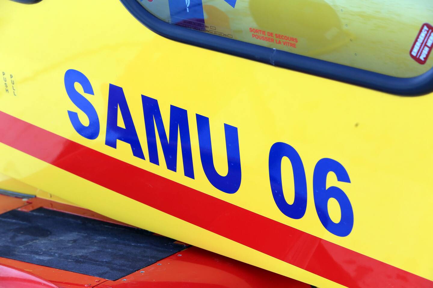 Le Samu 06 assuré le transport du blessé. 