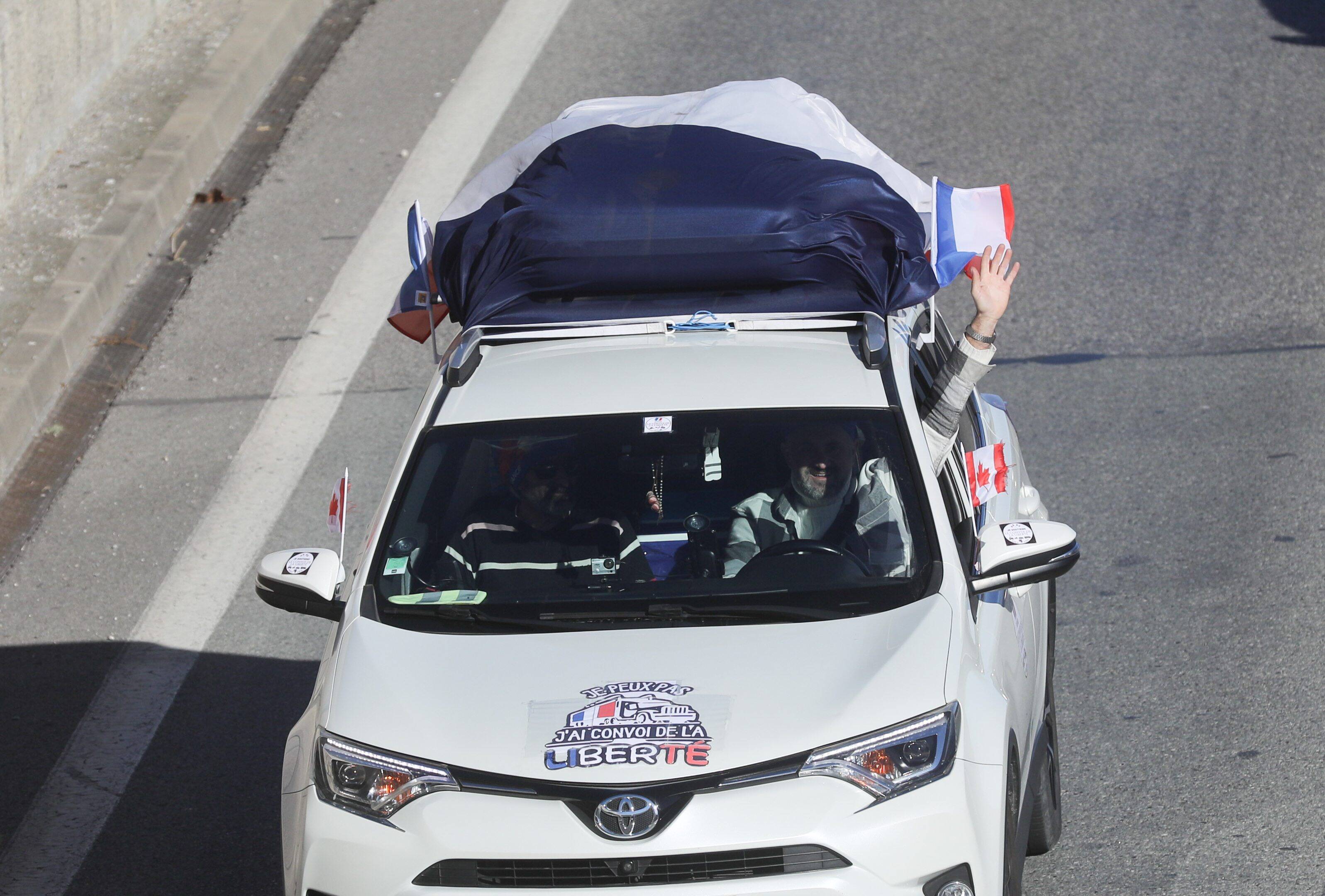 Notre récit d'une journée sur la route du "convoi de la liberté", loin des images apocalyptiques venues du Canada