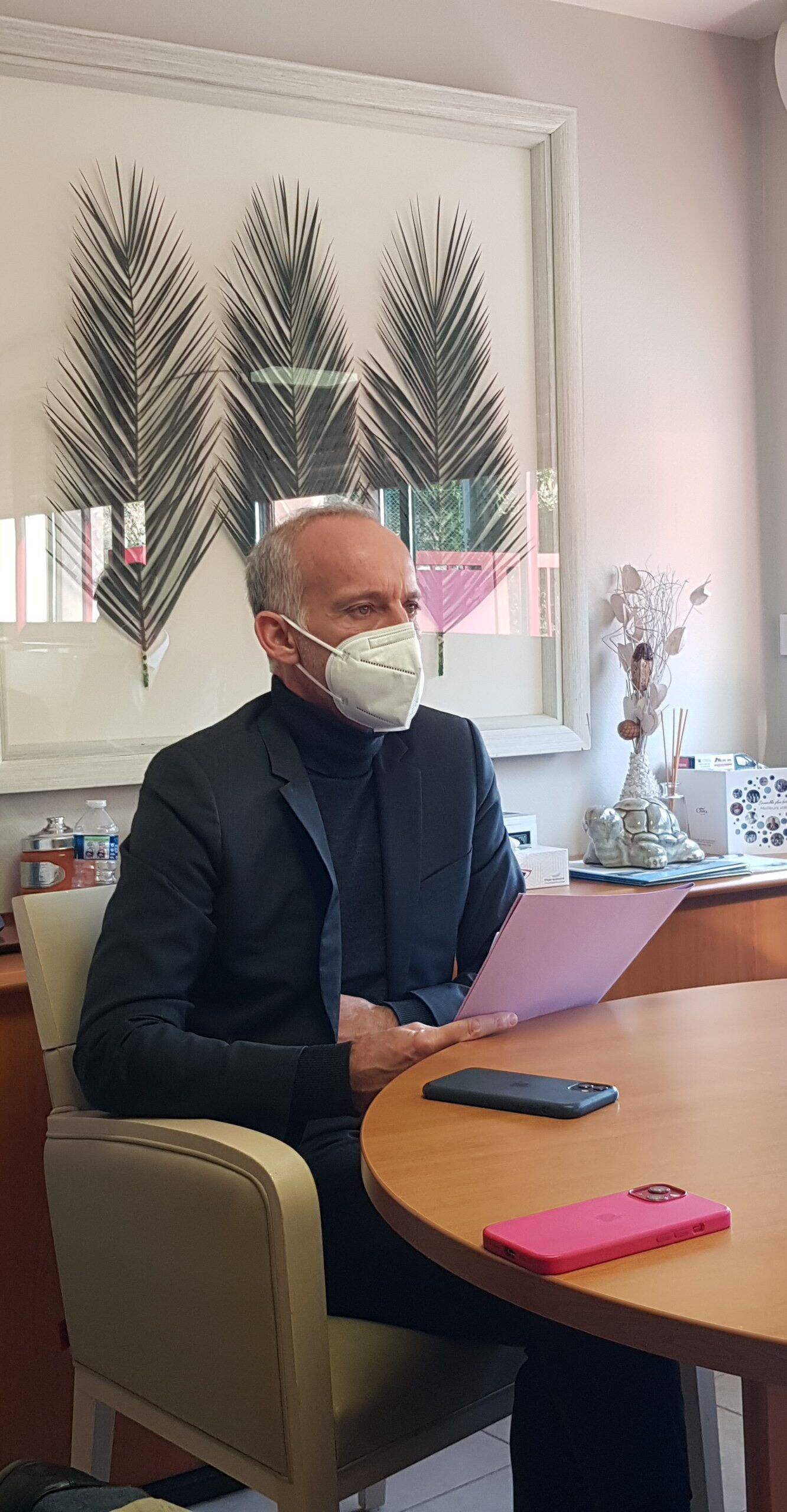 "Je suis là pour avoir quelques réponses à des doutes": le député Loïc Dombreval en visite dans un Ehpad Orpea de Vence