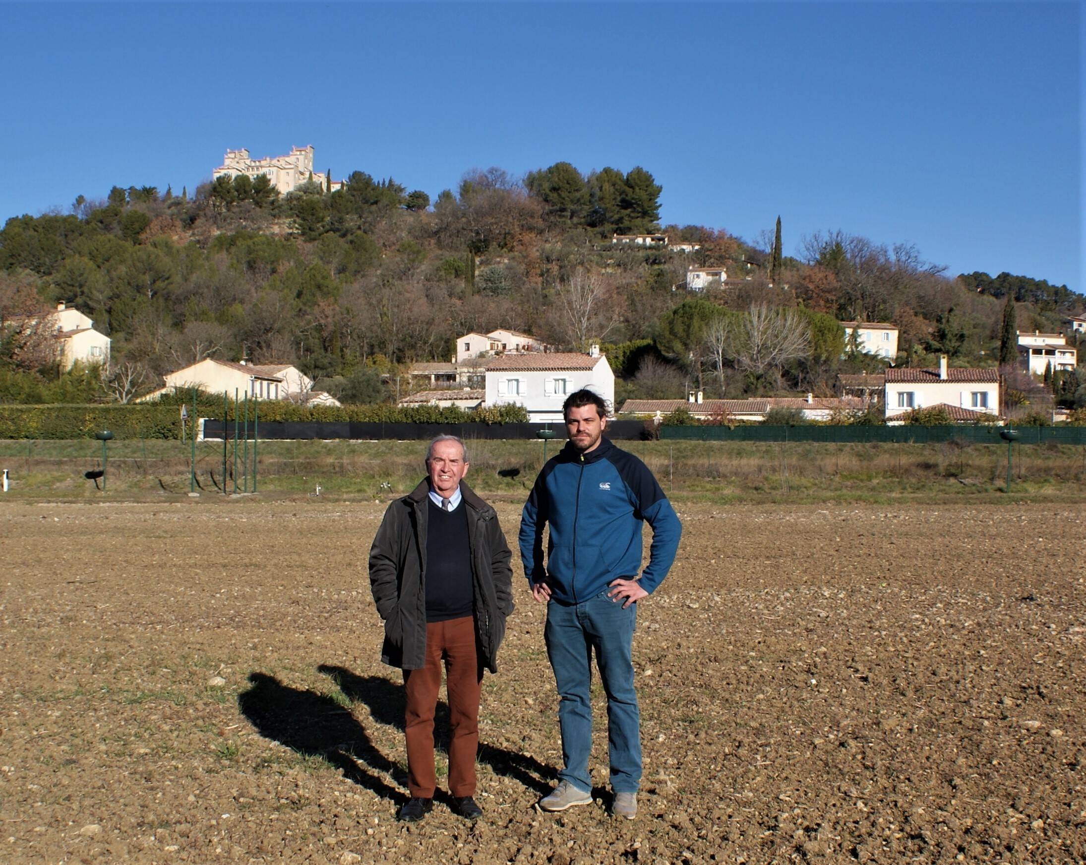 A Tourrettes, le maraîcher Johann Donnat produit des légumes bio pour nourrir les écoliers à la cantine
