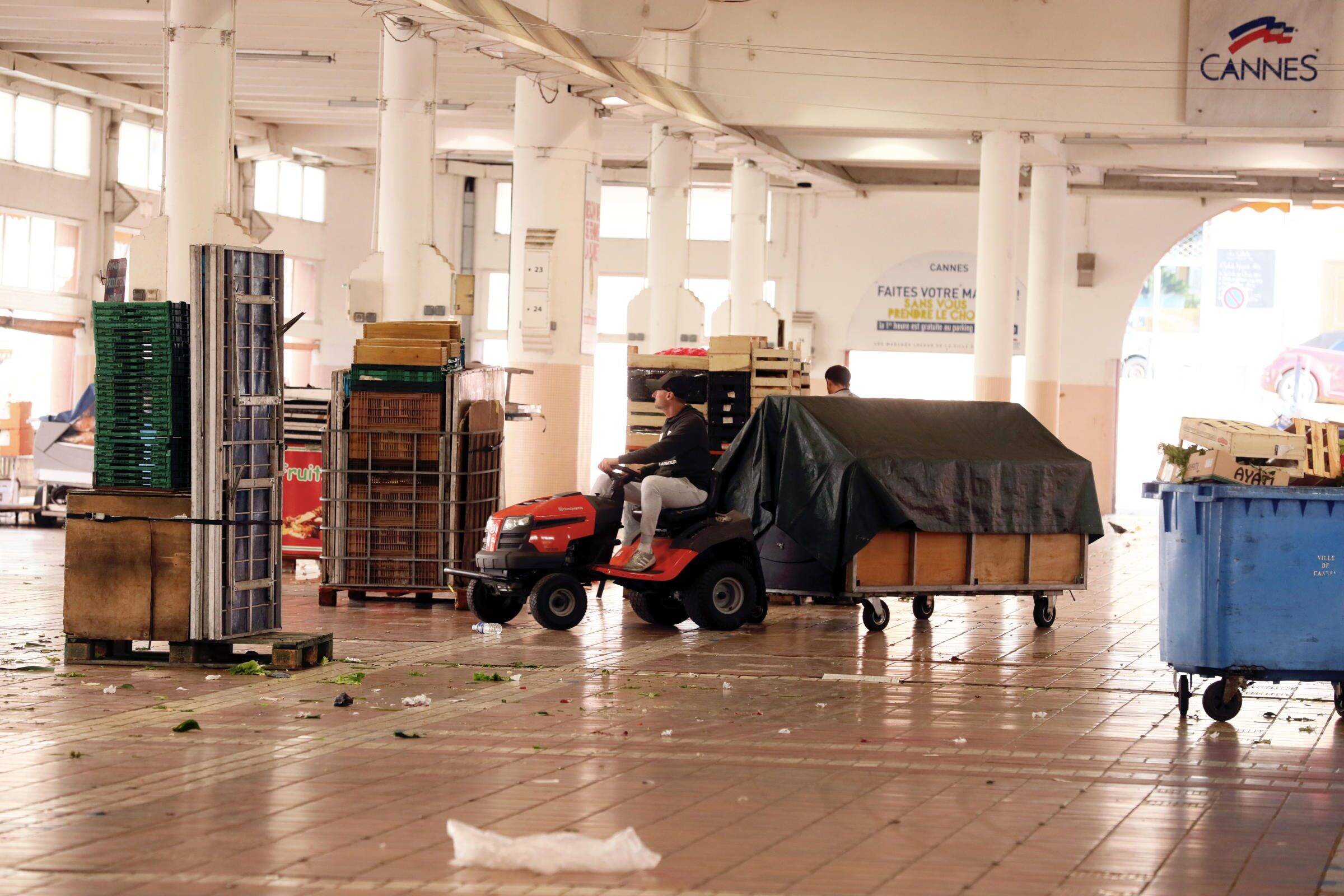 "Parfois dès 4 heures, bien souvent avec des véhicules très bruyants": un riverain se plaint du bruit généré par les commerçants du marché Forville à Cannes