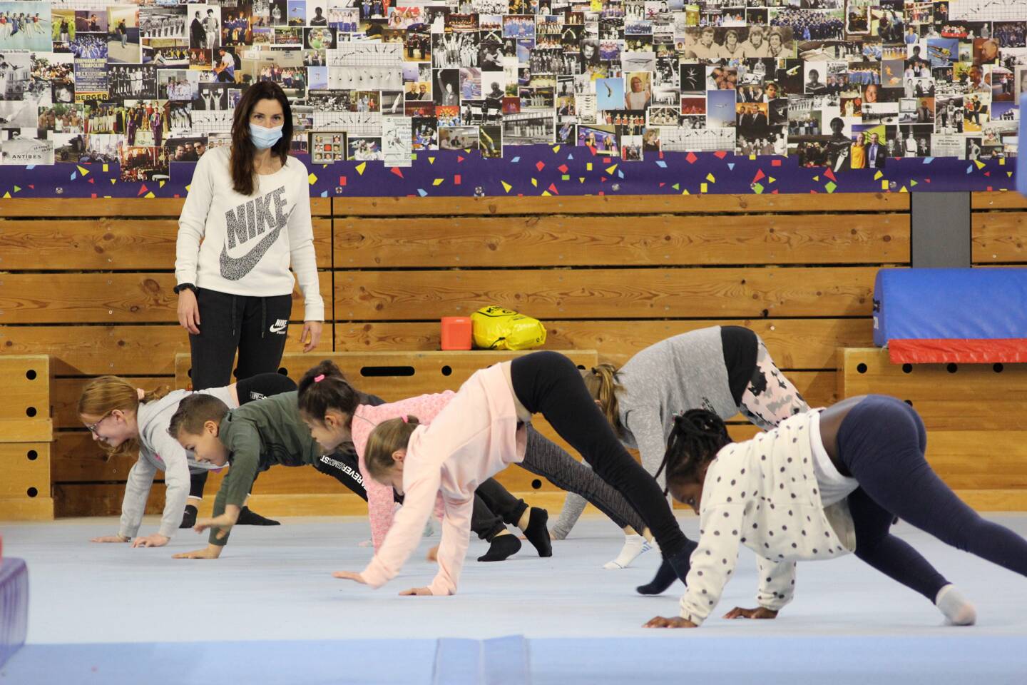 Échauffement avant la séance de gymnastique.