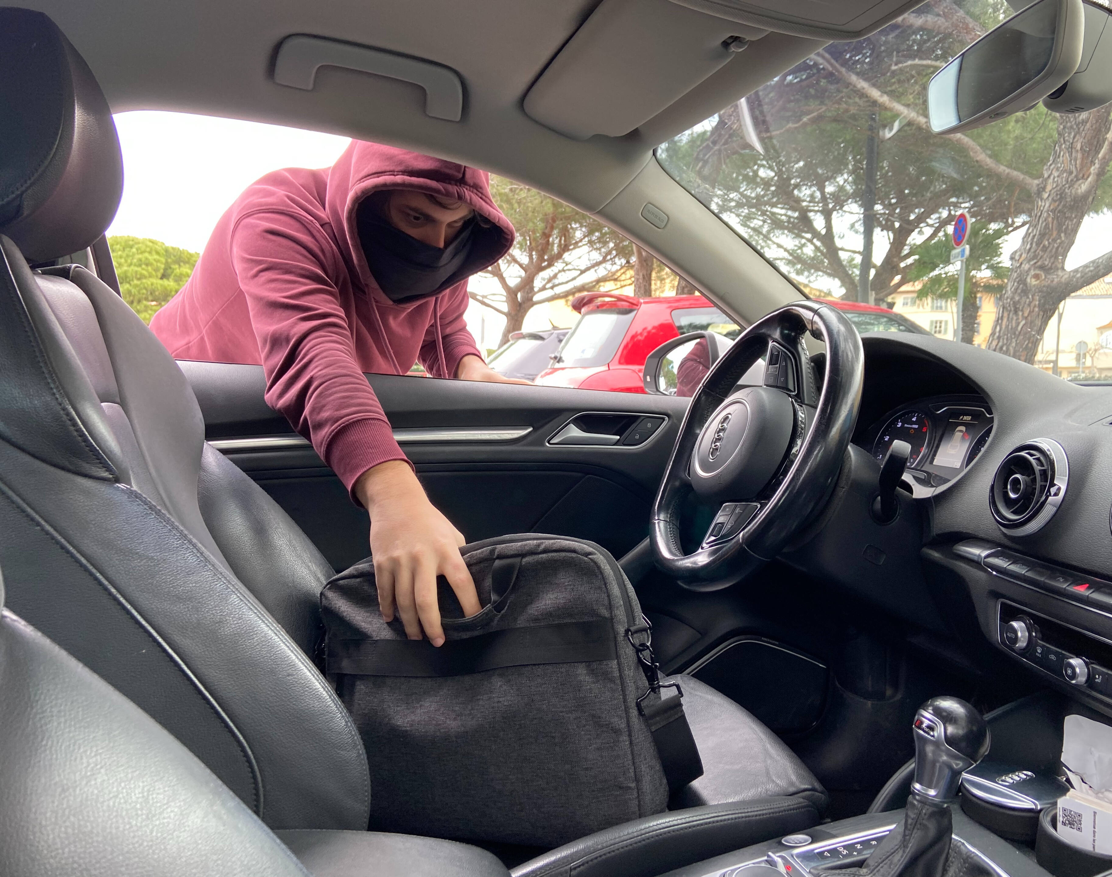 Ils volaient à la roulotte sur les parkings des plages à Ramatuelle: deux individus condamnés