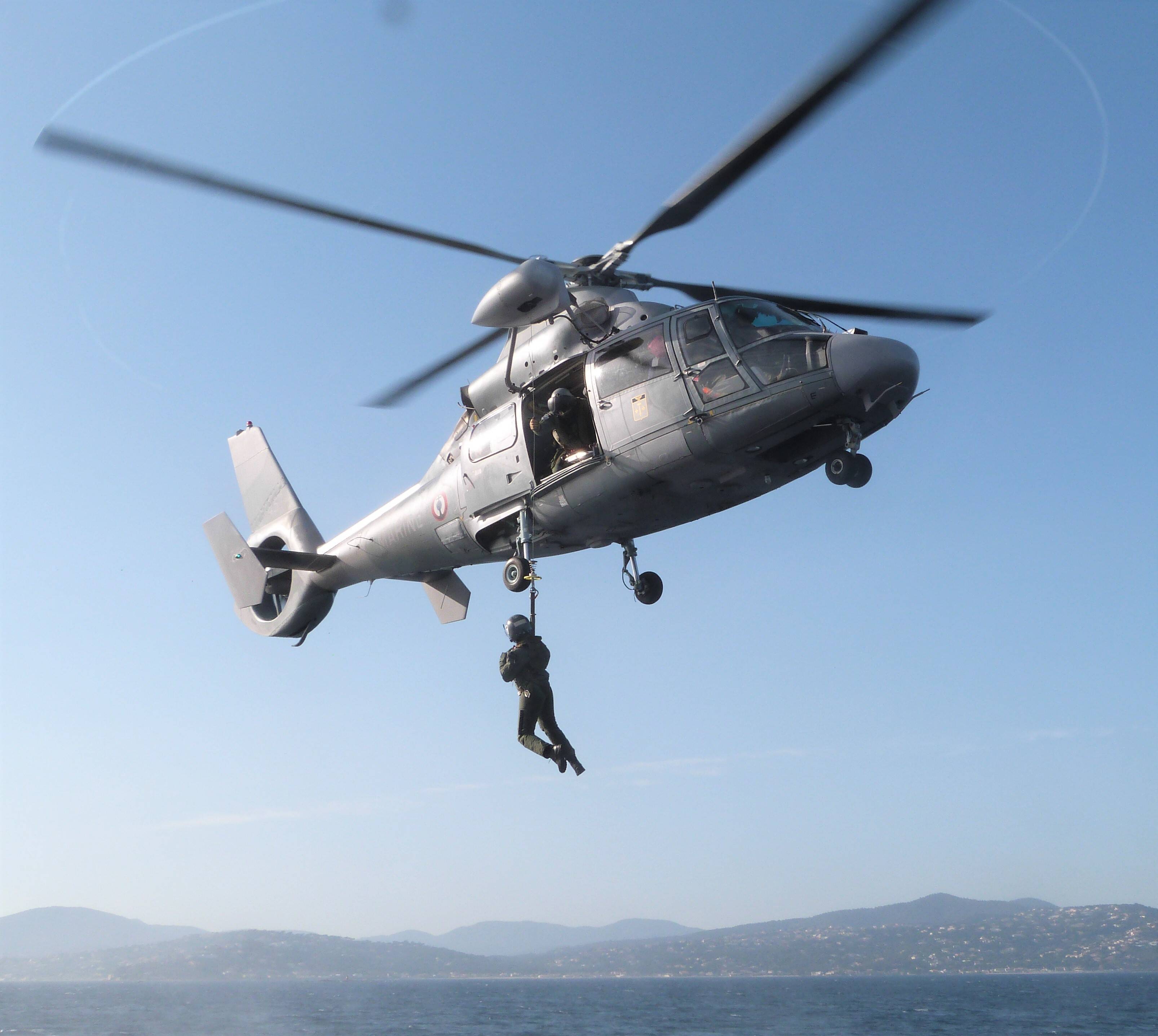 Un nouvel hélicoptère de la Marine nationale prend la relève pour le  sauvetage en mer - France Bleu