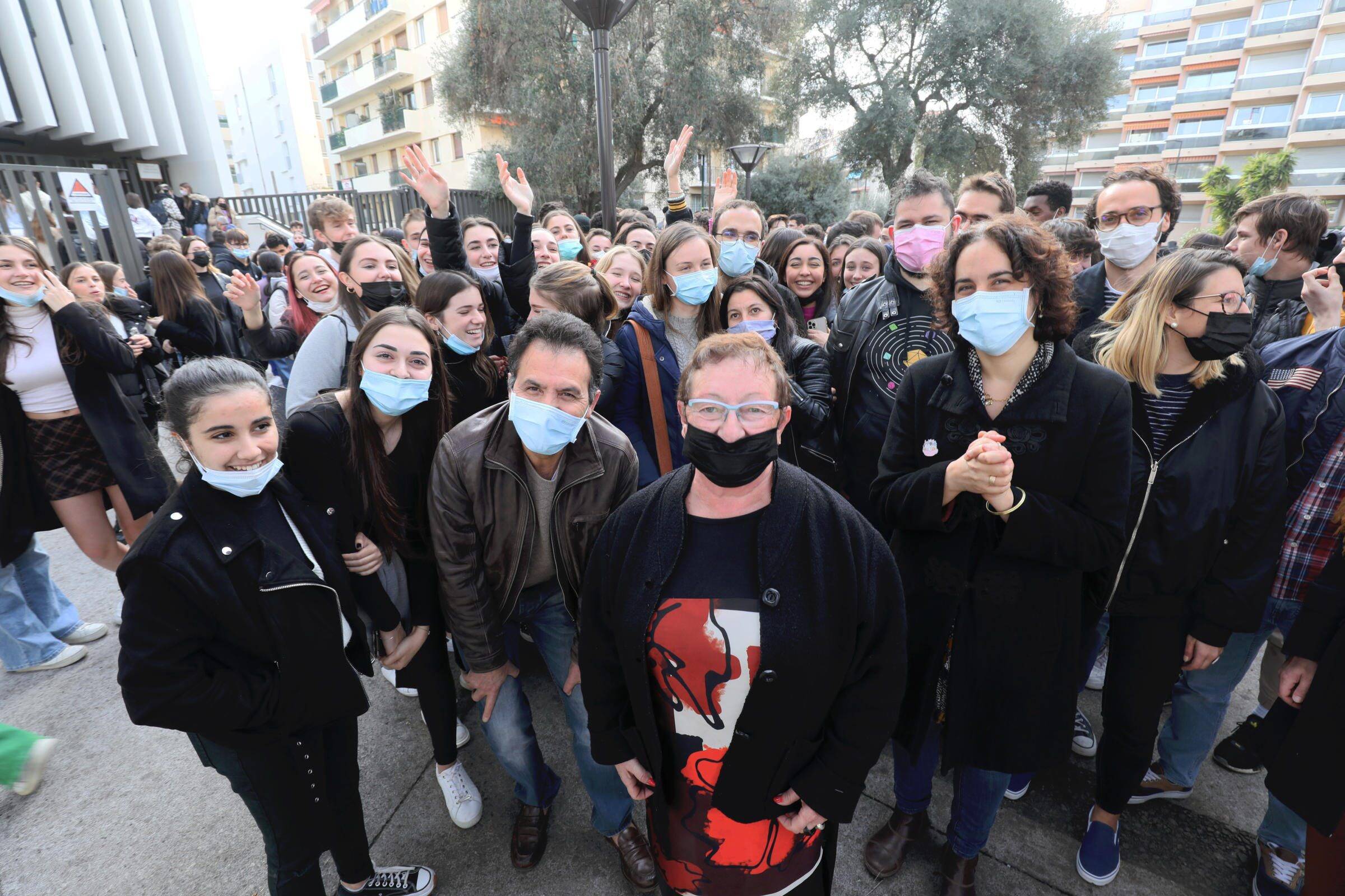 "Je ne pars pas tout de suite à la retraite": grâce à une formidable mobilisation, la prof de 67 ans va pouvoir faire sa rentrée mardi à Antibes