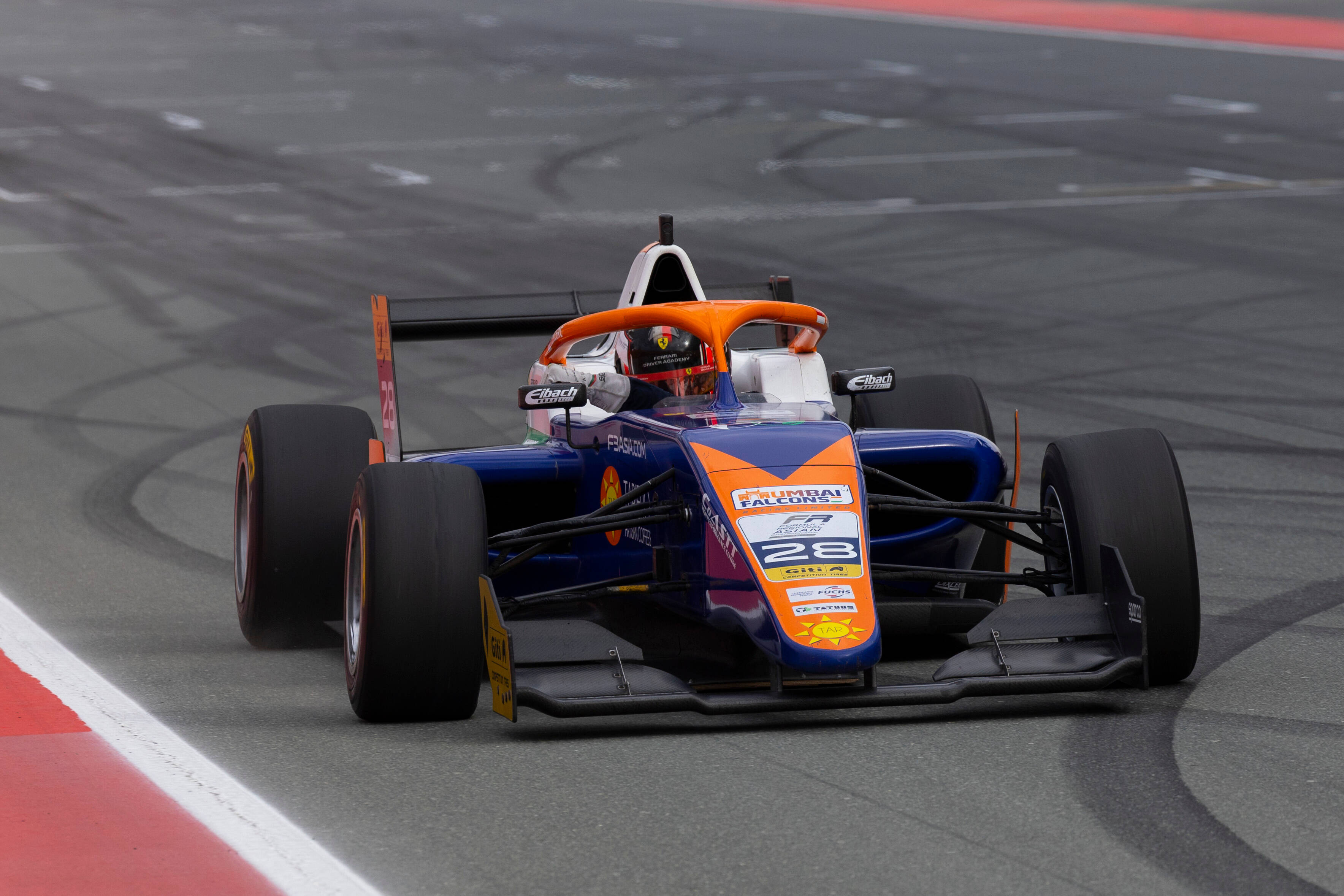 Le pilote monégasque Arthur Leclerc coiffe sa première couronne en sport auto à Abu Dhabi