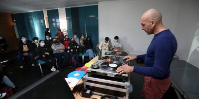 Au lycée Saint-Exupéry de Saint-Raphaël, DJ Nassim fait découvrir son métier aux élèves