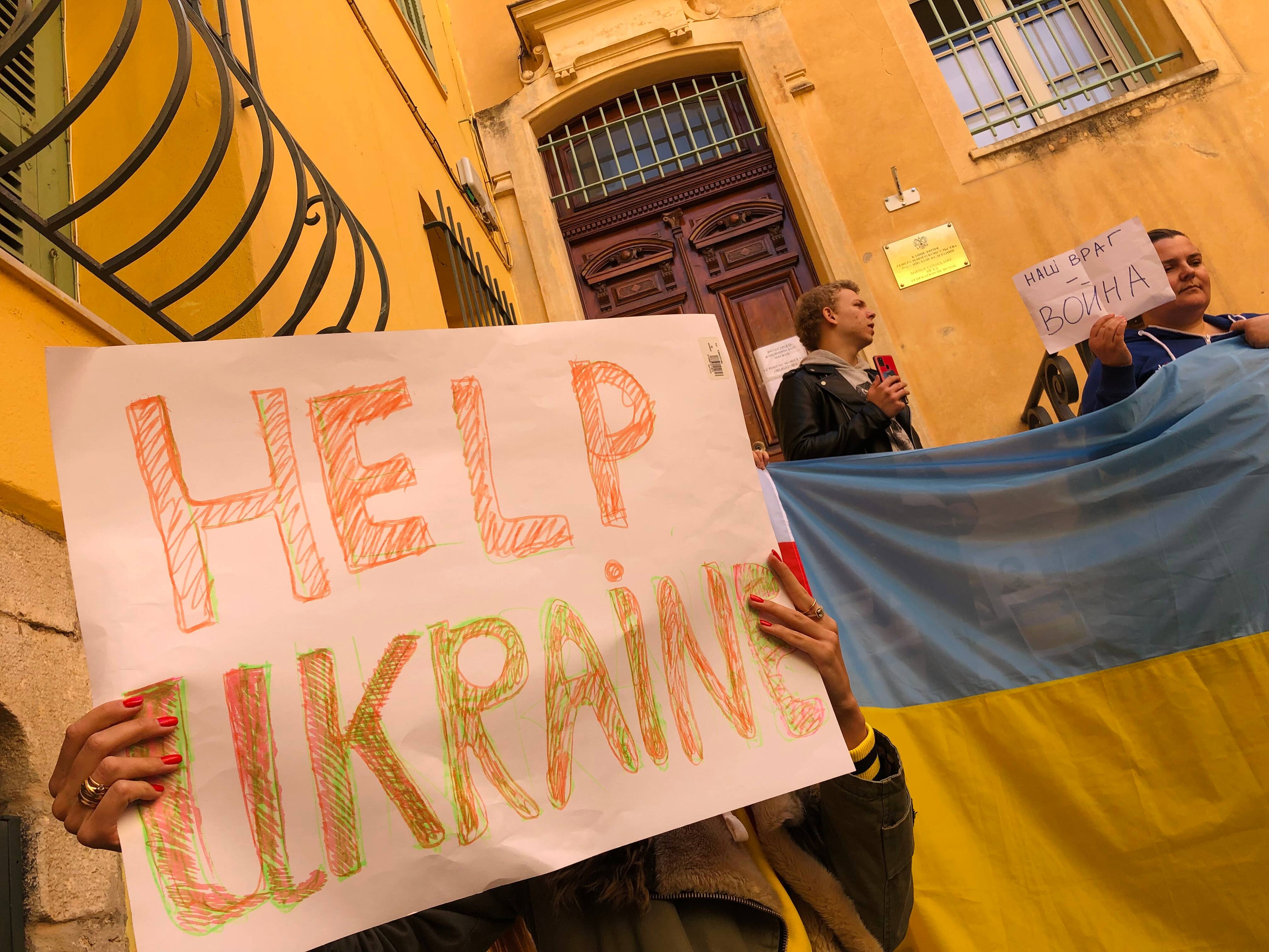 "Si l'Ukraine tombe, qui sera le prochain?". Les Ukrainiens de la Côte d'Azur entre colère et détresse