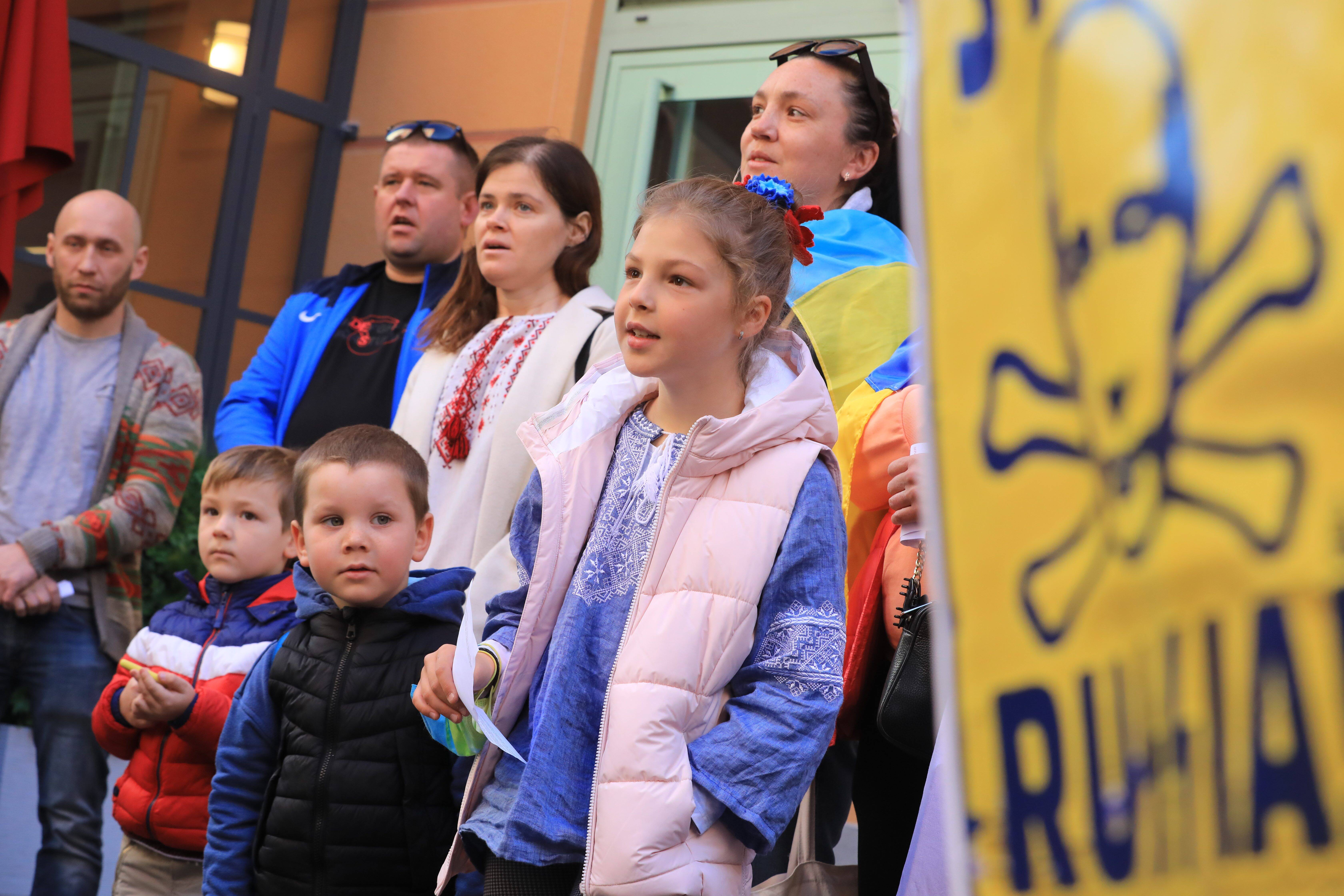 "On ne parle pas d'armes aux enfants mais ils savent": une école ukrainienne fait cours devant la mairie de Nice