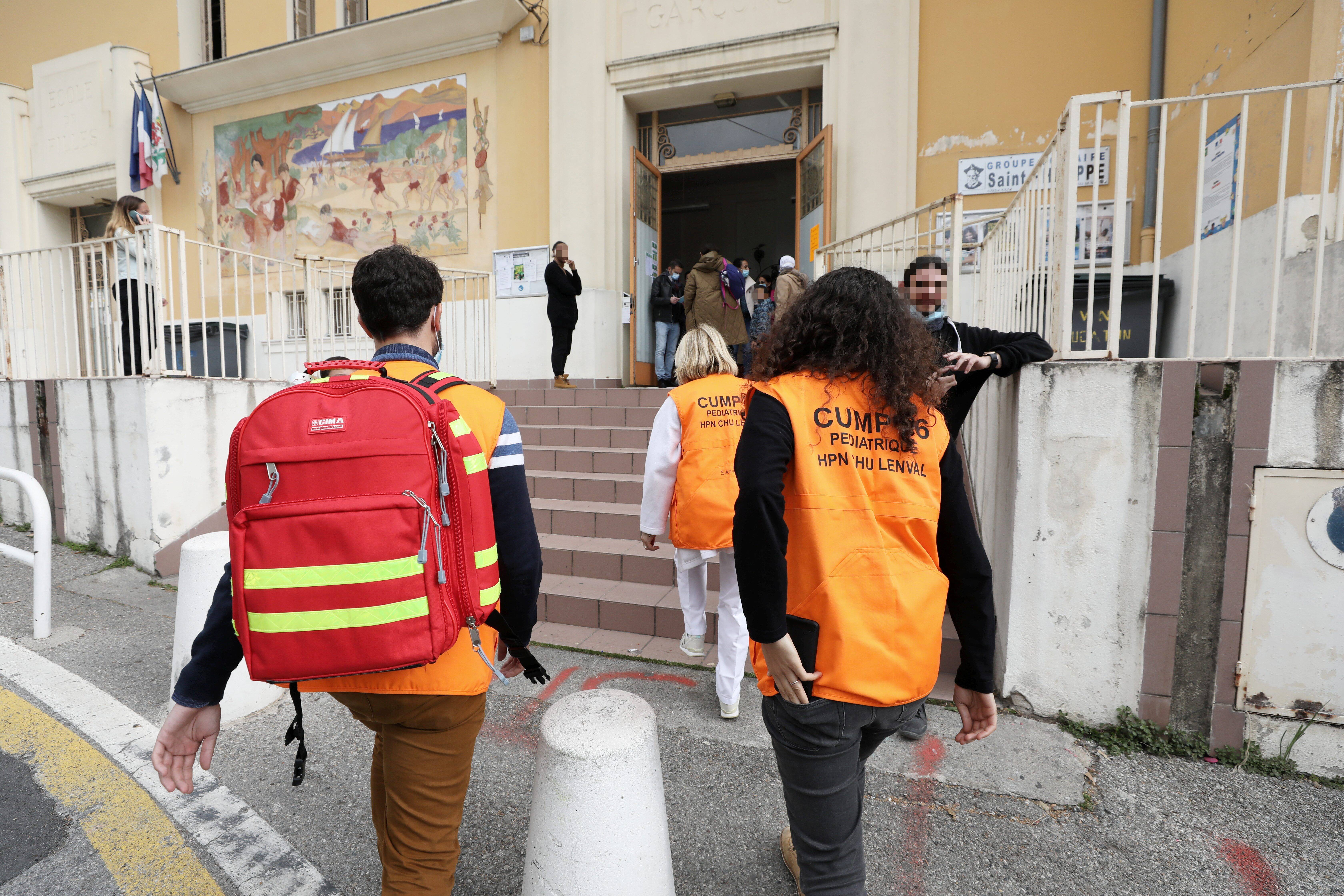 "C'est le choc total": le chagrin et la consternation après la mort d'une élève dans une école de Nice