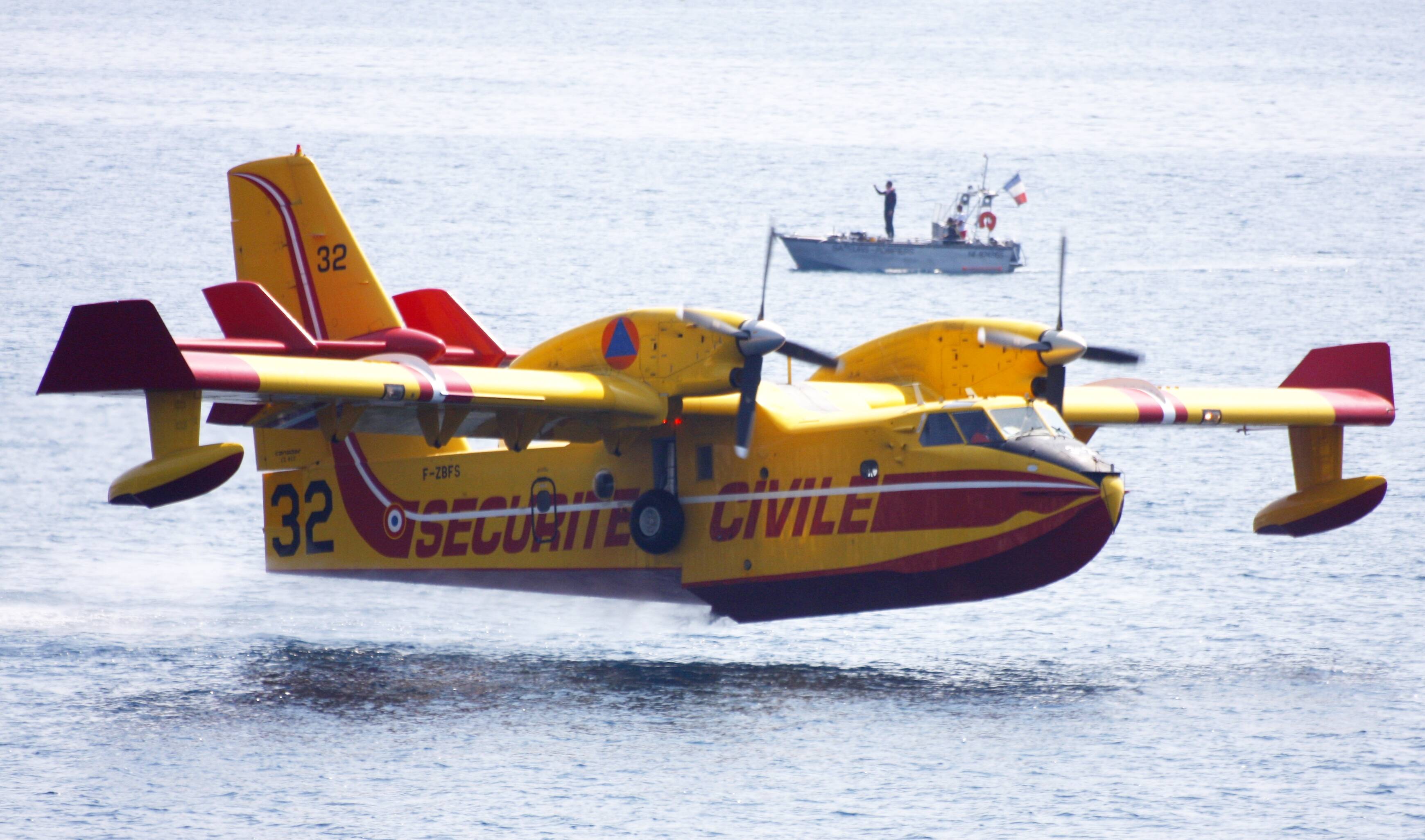 Vous avez aperçu des Canadair dans le ciel de la Côte d'Azur ce mardi? On vous explique pourquoi