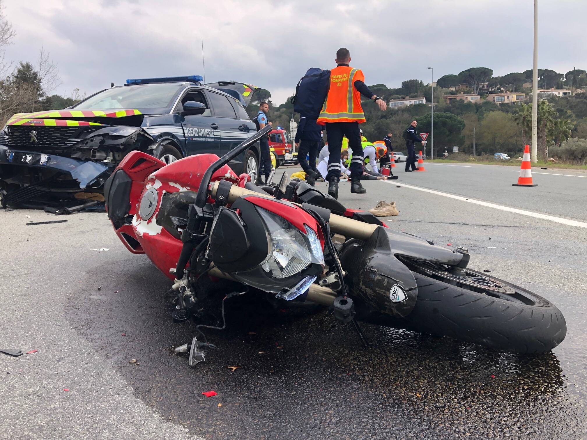Grosse collision entre une moto et une voiture de la gendarmerie à Cogolin: le motard héliporté
