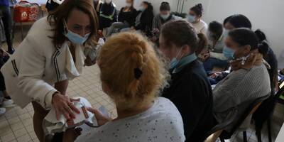 Deux femmes d'affaires font don de culottes menstruelles et de cosmétiques aux détenues de la prison de Nice