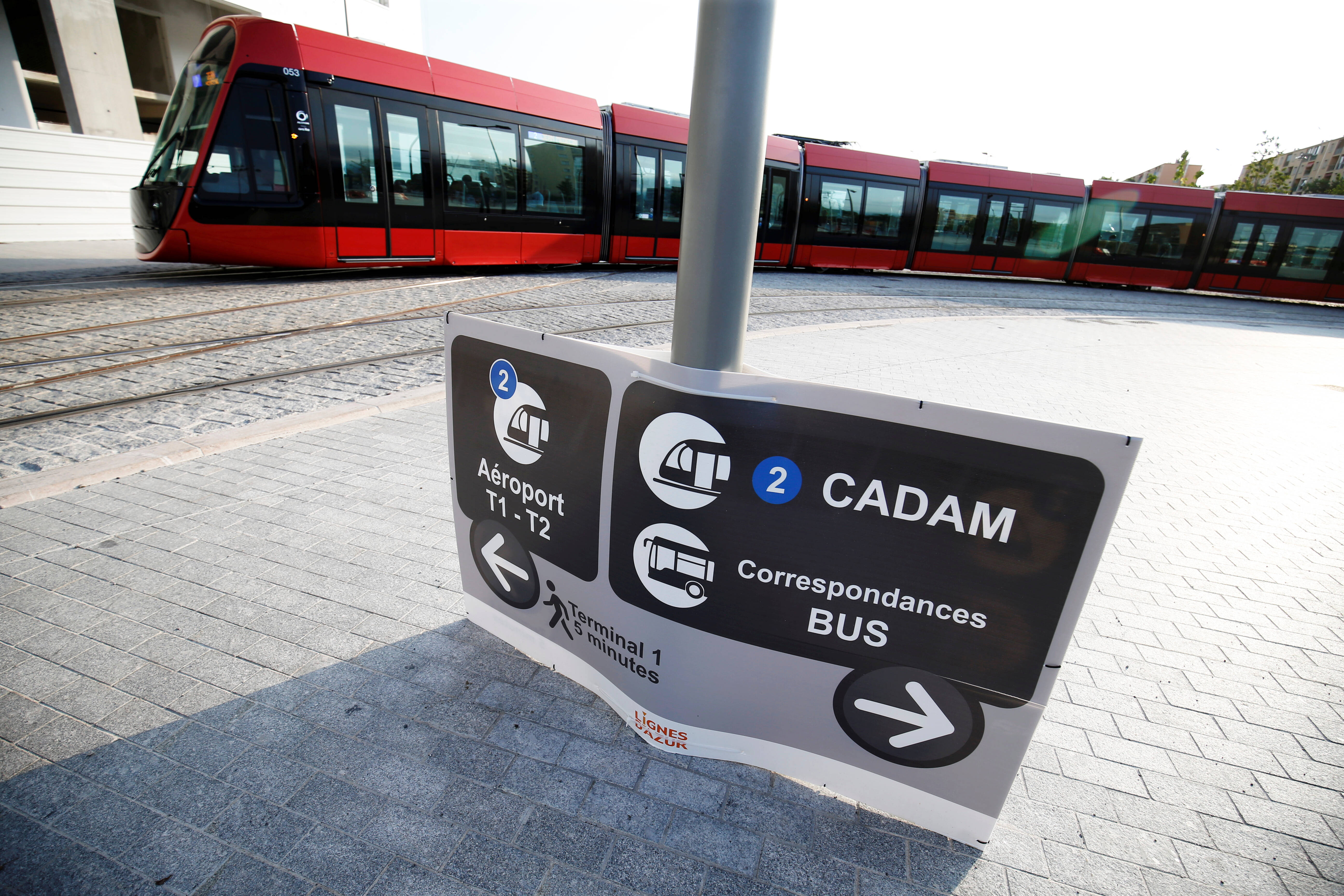 Réfugiés ukrainiens: un laissez-passer pour les bus et tram de la Métropole Nice Côte d'Azur dès lundi