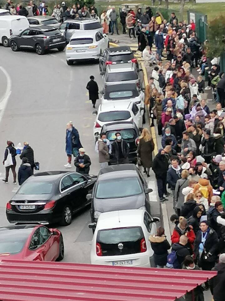 Pourquoi plusieurs centaines de personnes étaient-elles massées devant la préfecture des Alpes-Maritimes ce lundi matin?