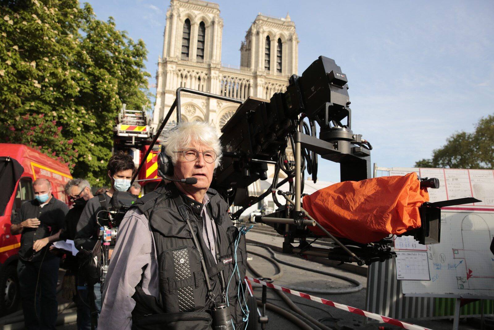 "Notre-Dame est une star internationale": Jean-Jacques Annaud met à l'honneur les pompiers qui ont sauvé la cathédrale