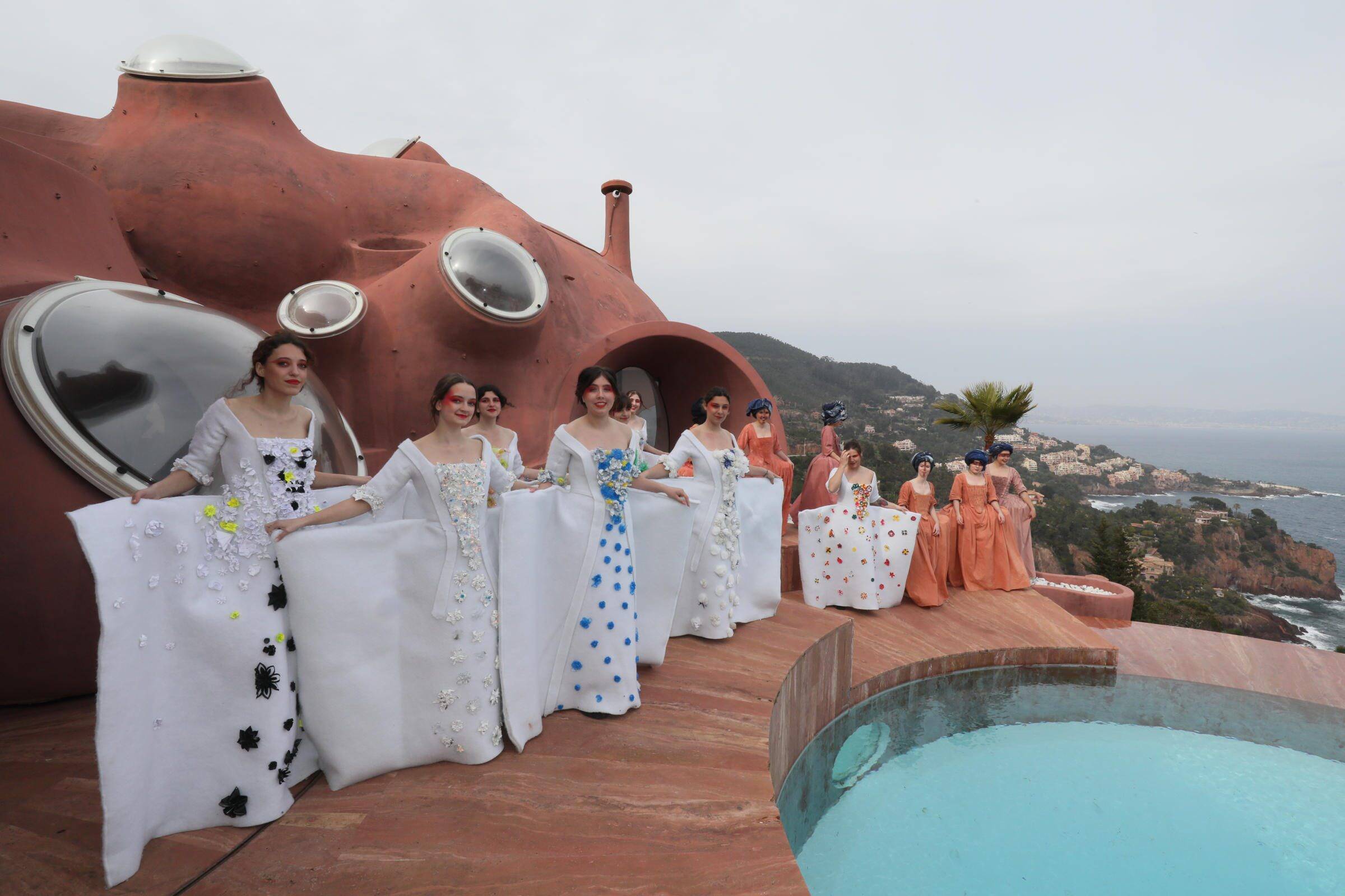 Un défilé en hommage à Pierre Cardin au Palais Bulles à Théoule-sur-Mer