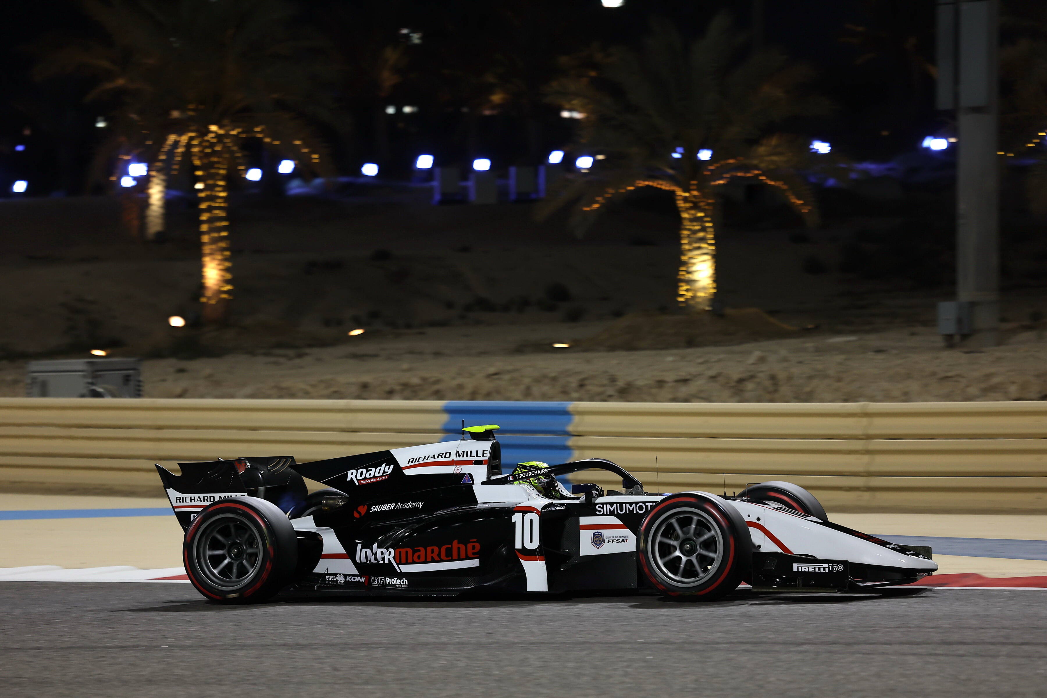 Le jeune pilote grassois de Formule 2 Théo Pourchaire triomphe sur la piste du Grand Prix de Bahreïn