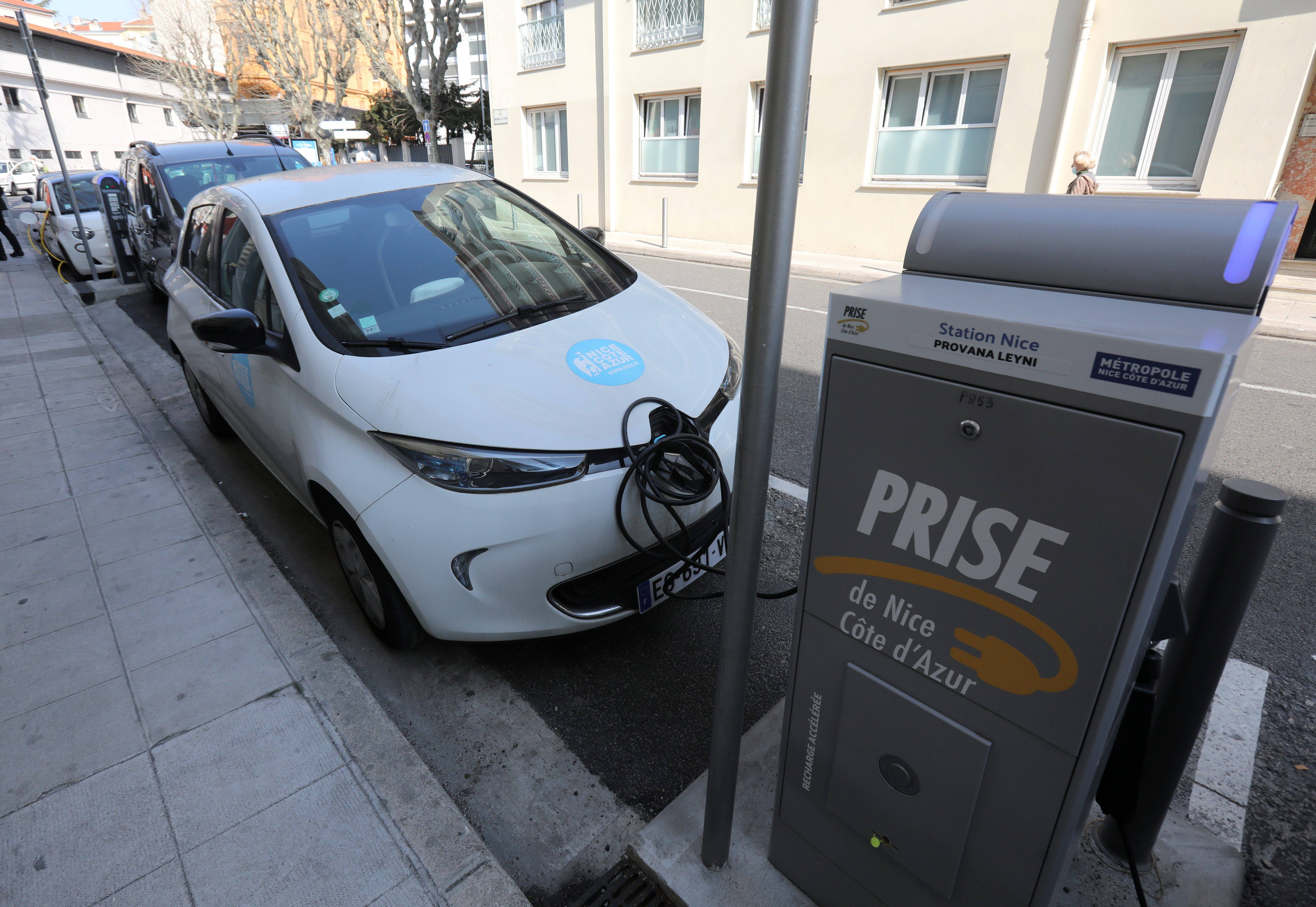 Voitures électriques, infirmières, personnes handicapées, place de livraison: on fait le point sur les conditions du stationnement en surface à Nice