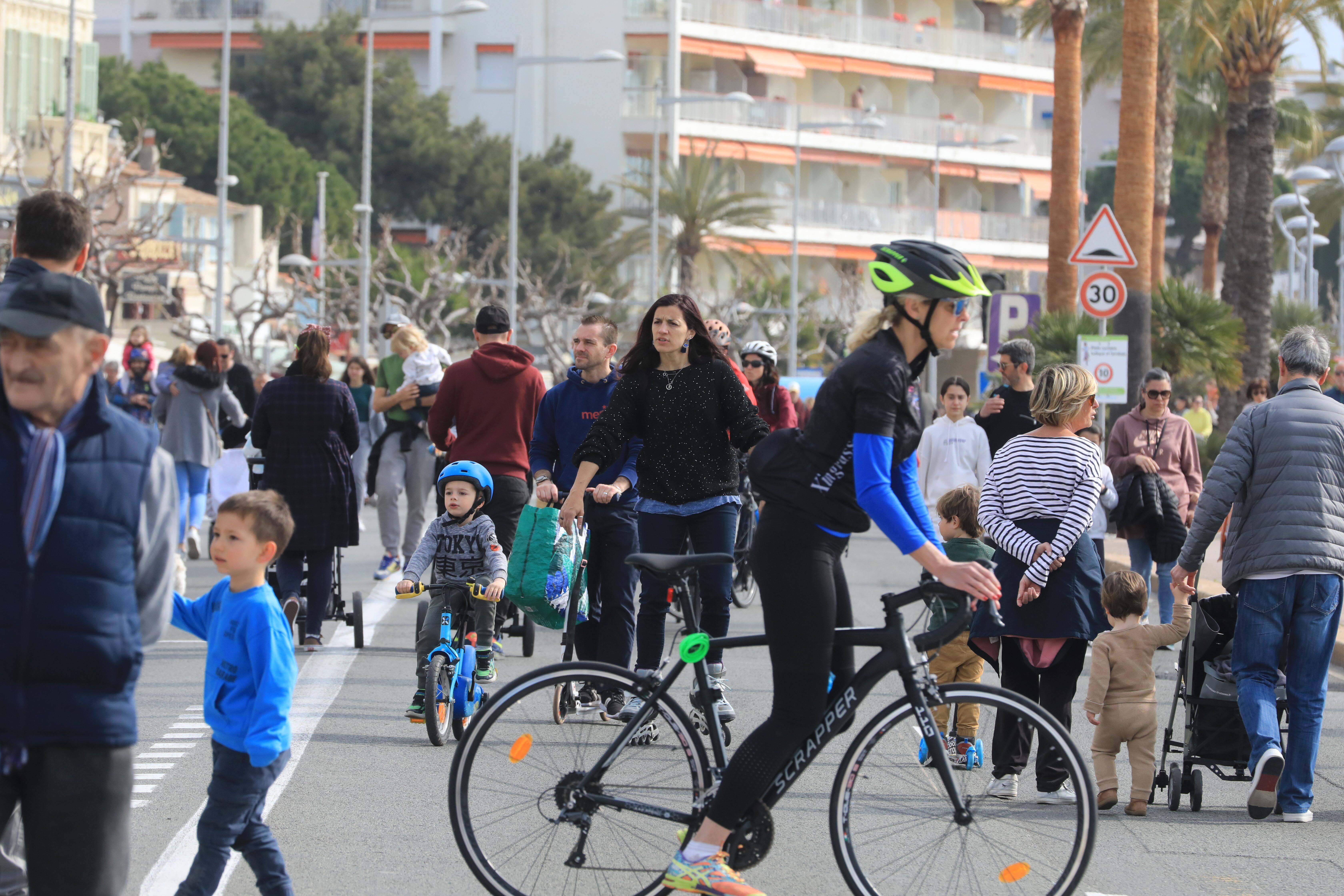 Après deux ans d'absence, le bord de mer piéton a fait son grand retour ce dimanche à Cagnes-sur-Mer